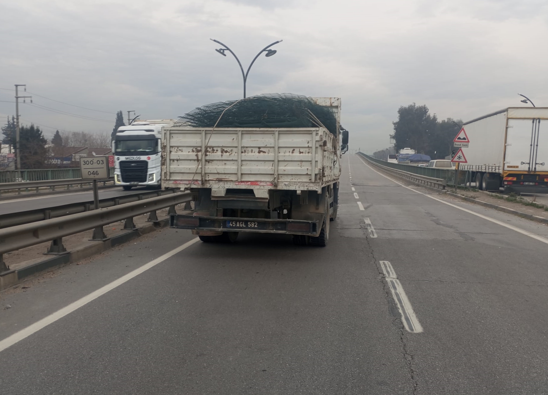 Manisa’da Kamyonun Çarptığı Yaya Hayatını Kaybetti (1)
