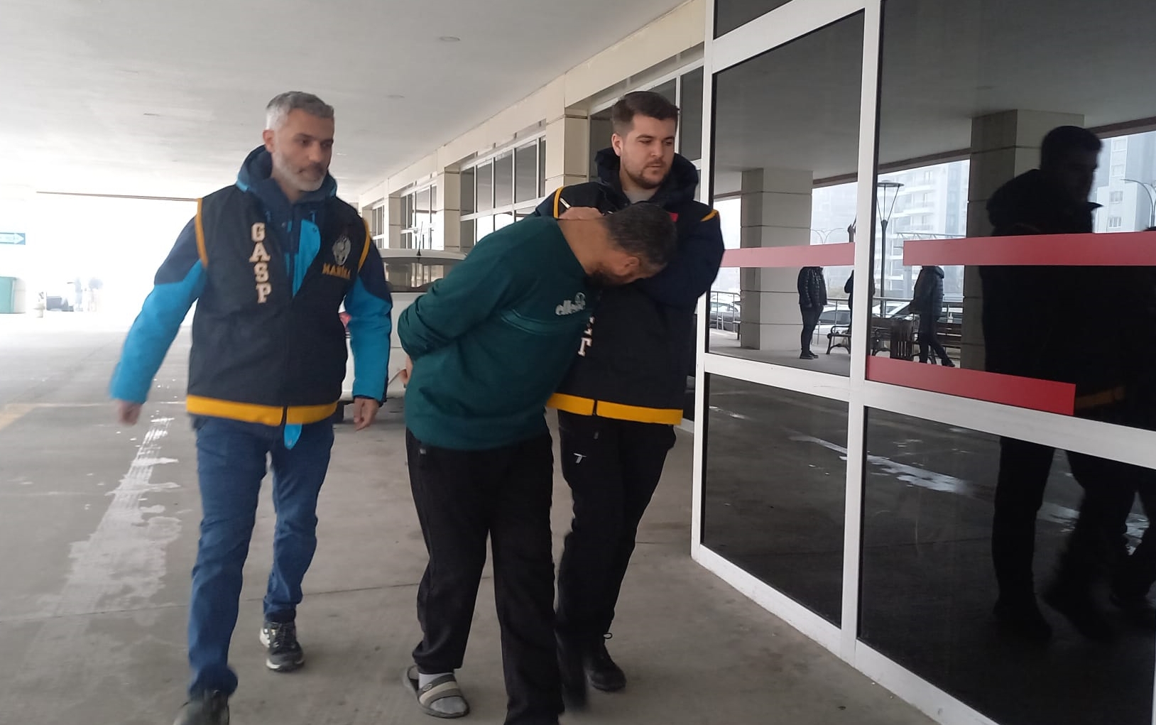 Manisa’da Kuyumcuya Silahlı Soygun (2)