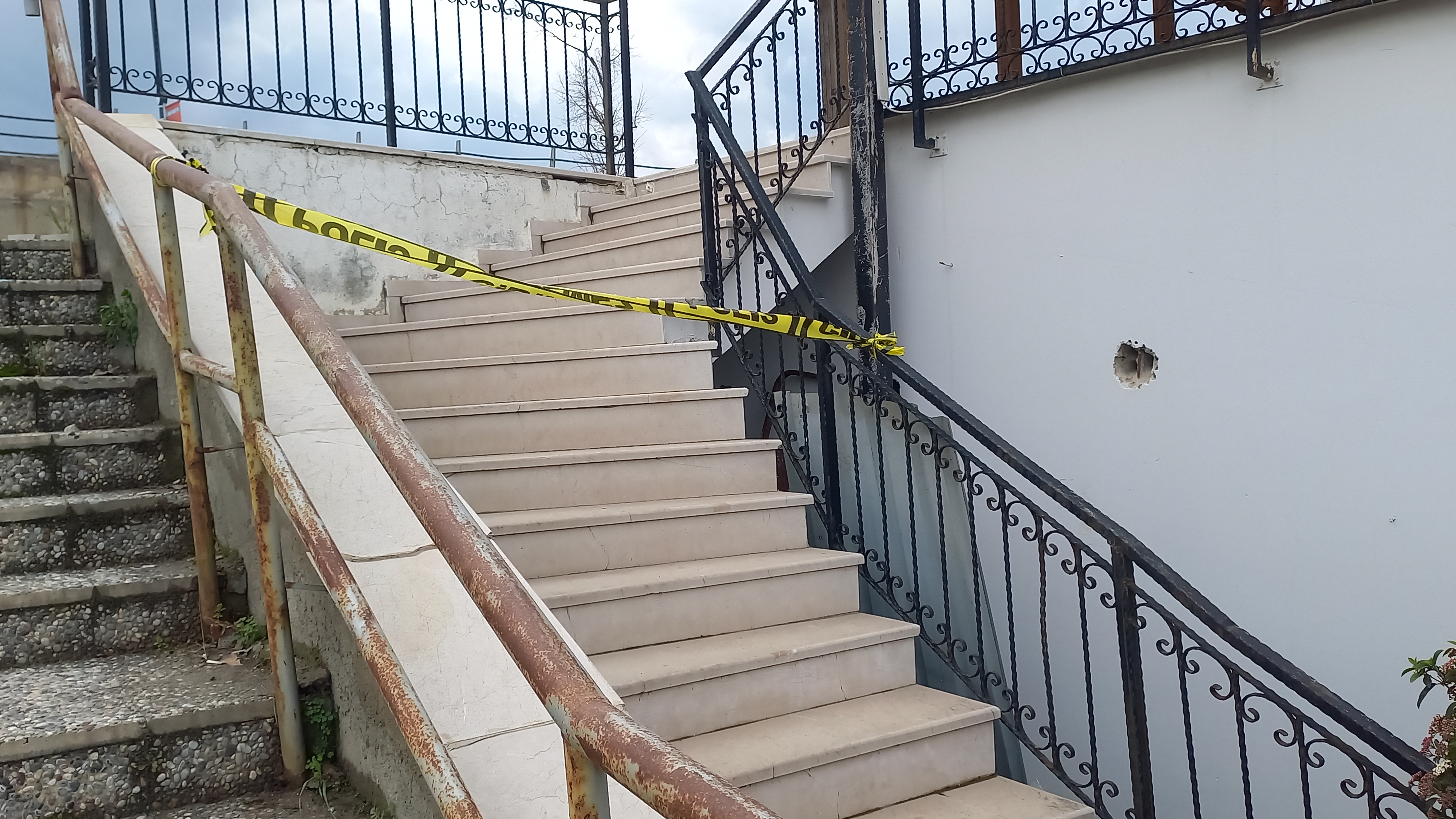 Manisa’da Merdivenden Düştüğü Öne Sürülen Kişi Hayatını Kaybetti (3)