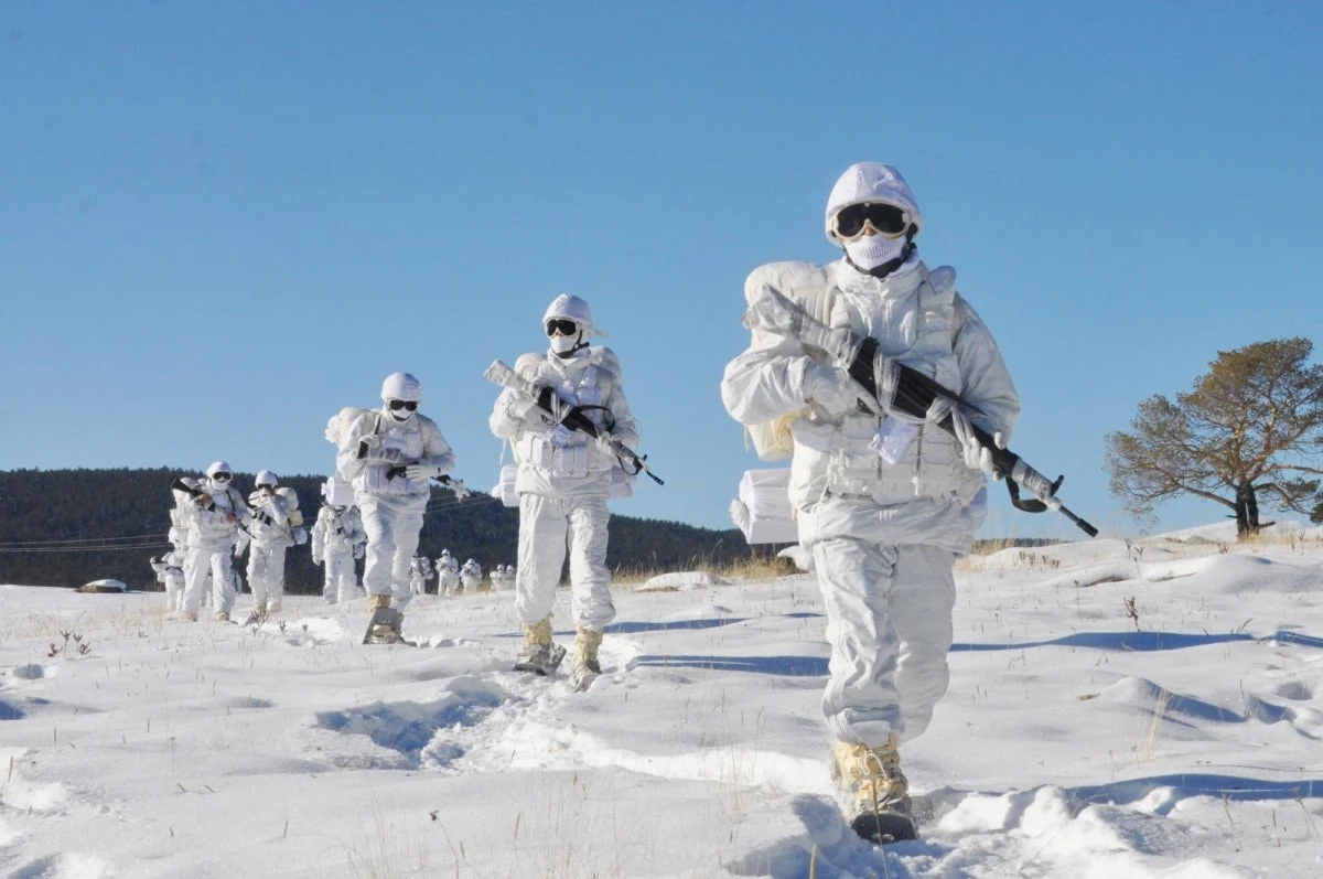 Mehmetçik’ten Beyaz Kamuflajlı Çığ Eğitimi1