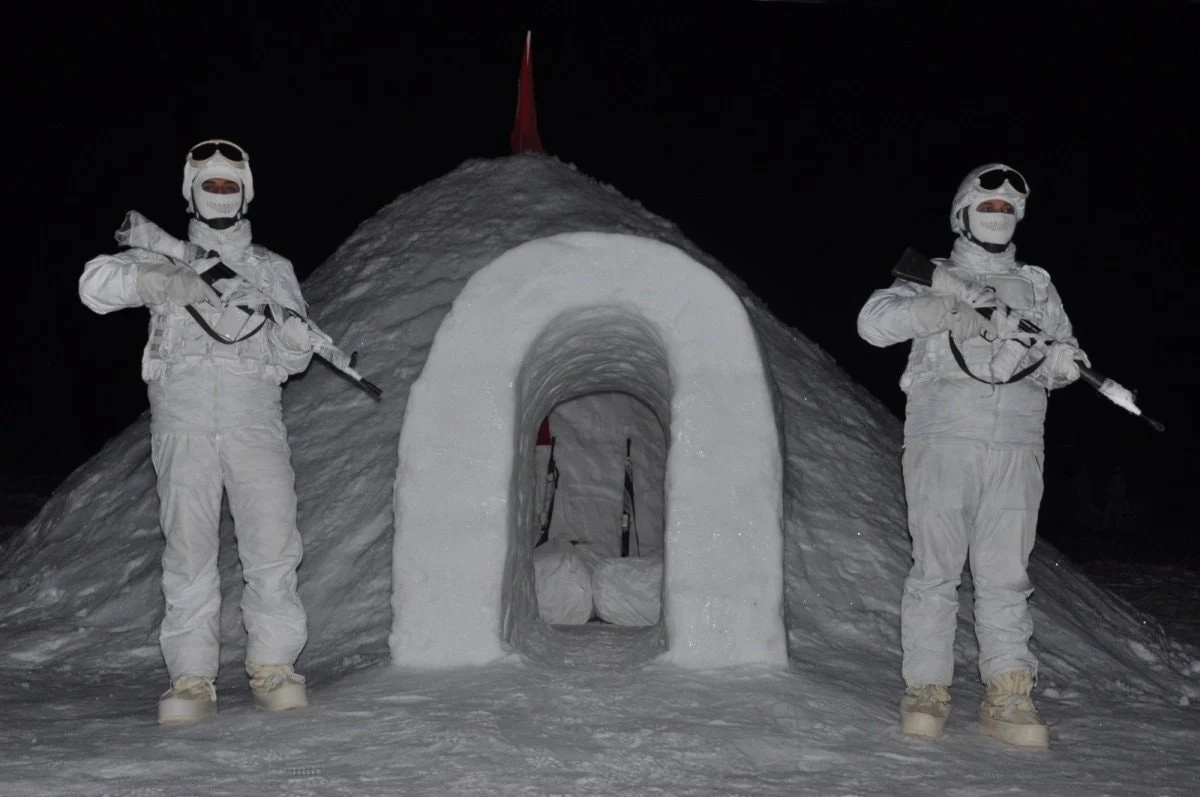 Mehmetçik’ten Beyaz Kamuflajlı Çığ Eğitimi2