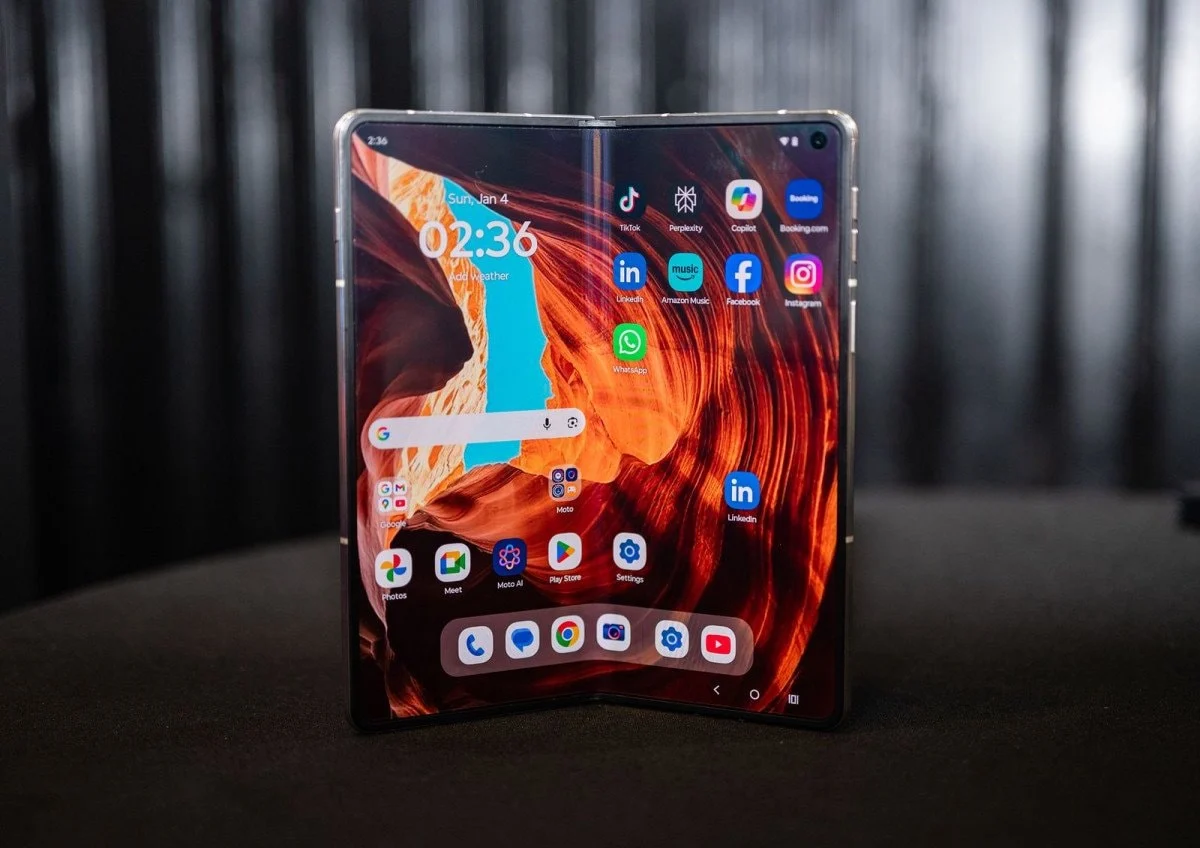 Motorola Razr Fold Kitap Gibi Katlanıyor1