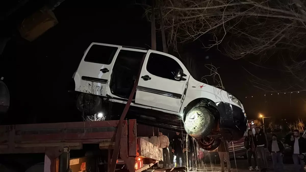 Odunpazarı’nda Park Halindeki Araç Porsuk Çayı’na Düştü1