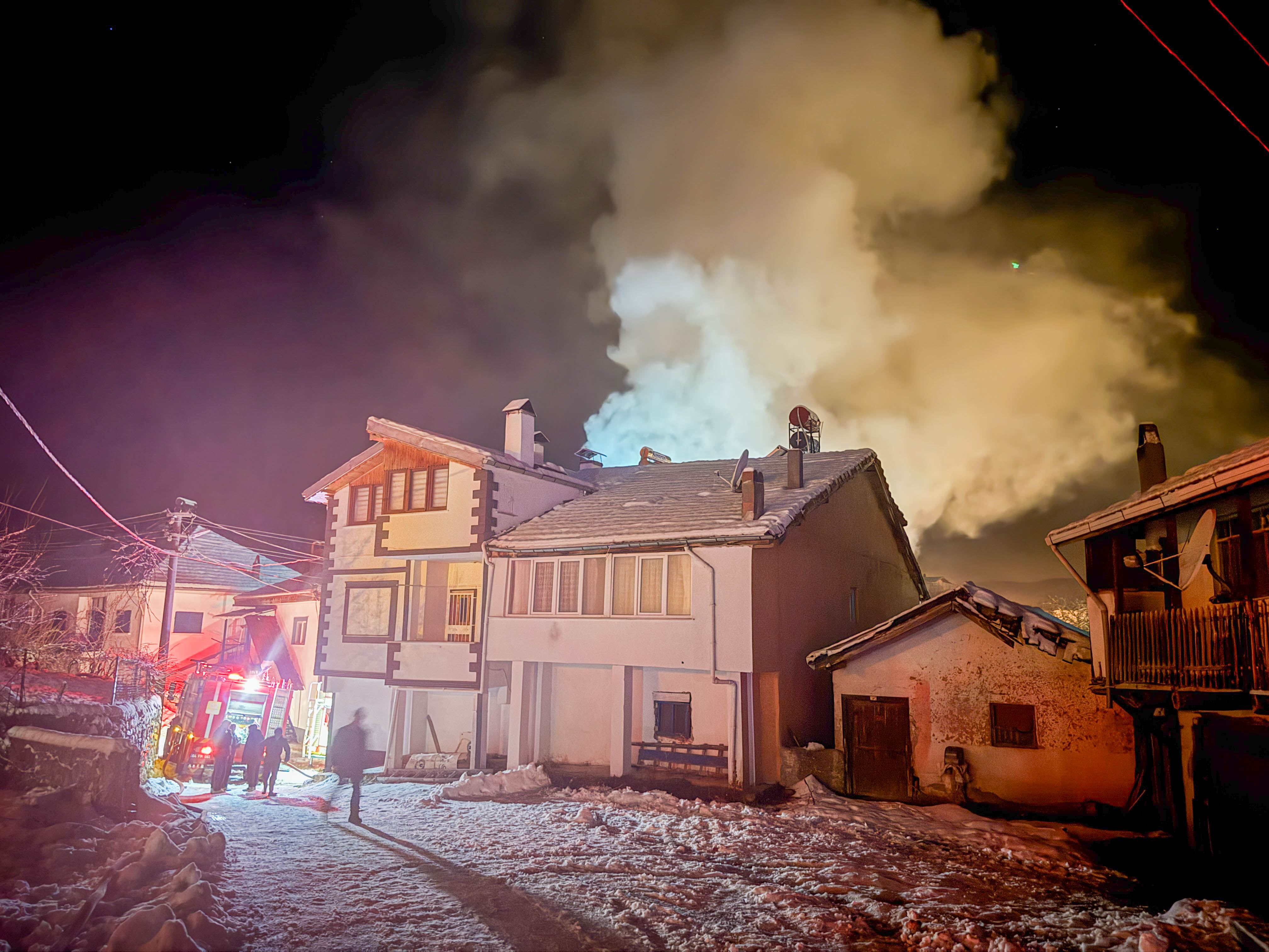 Uşak’ta Iki Katlı Evde Yangın (2)