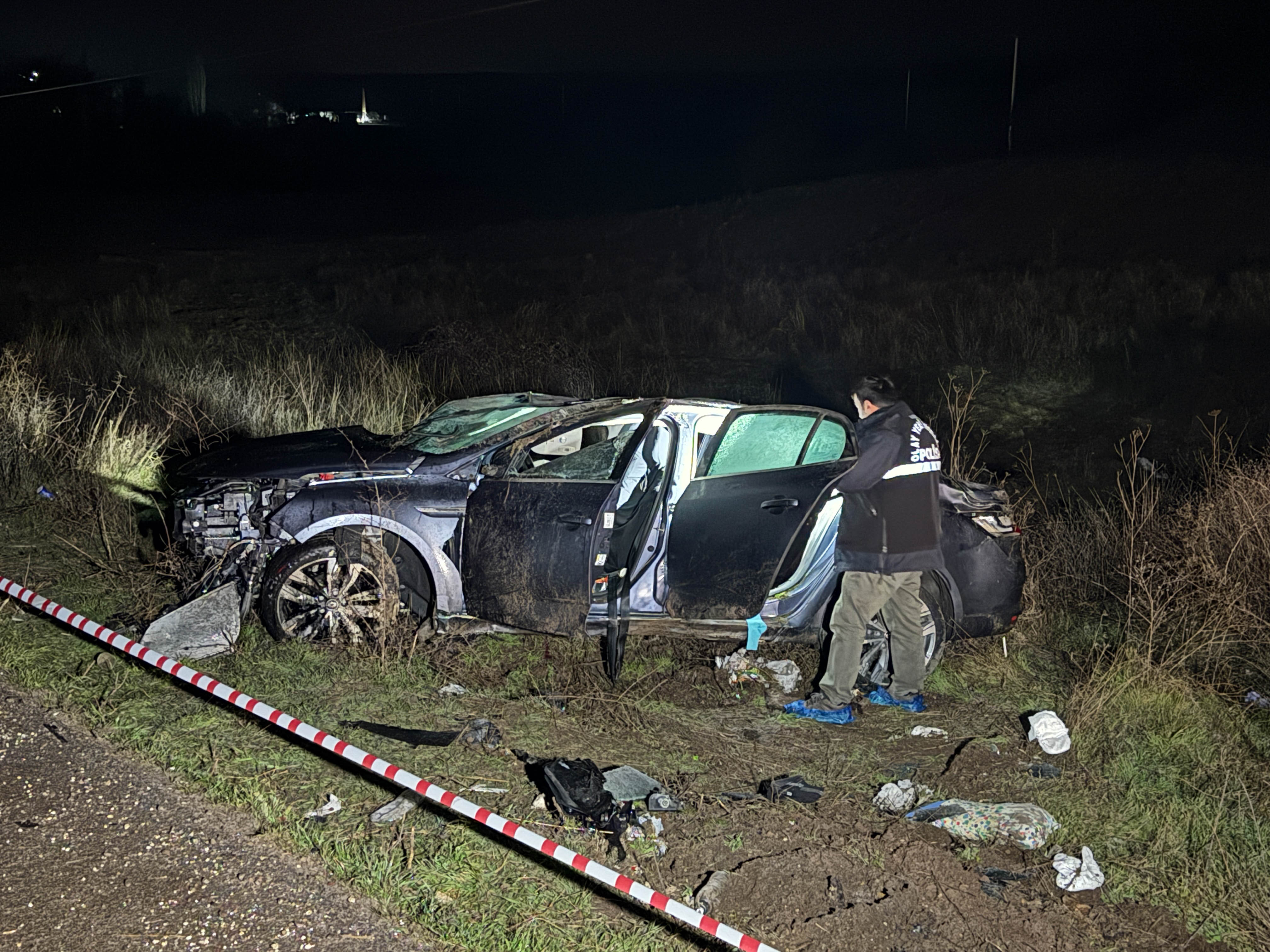 Uşak’ta Otomobil Şarampole Devrildi (2)