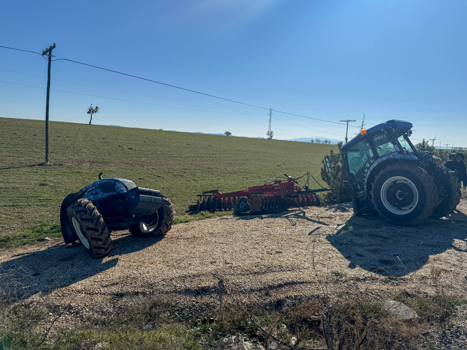 Uşak’ta Panelvanla Çarpışan Traktör Ikiye Bölündü (2)