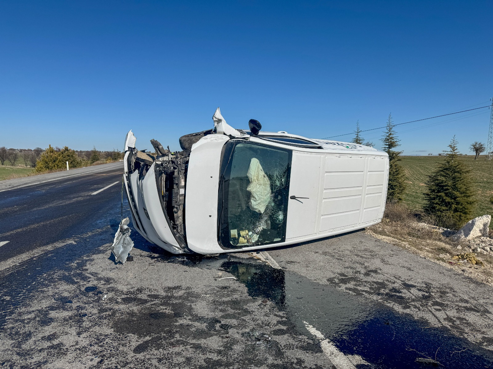 Uşak’ta Panelvanla Çarpışan Traktör Ikiye Bölündü (3)