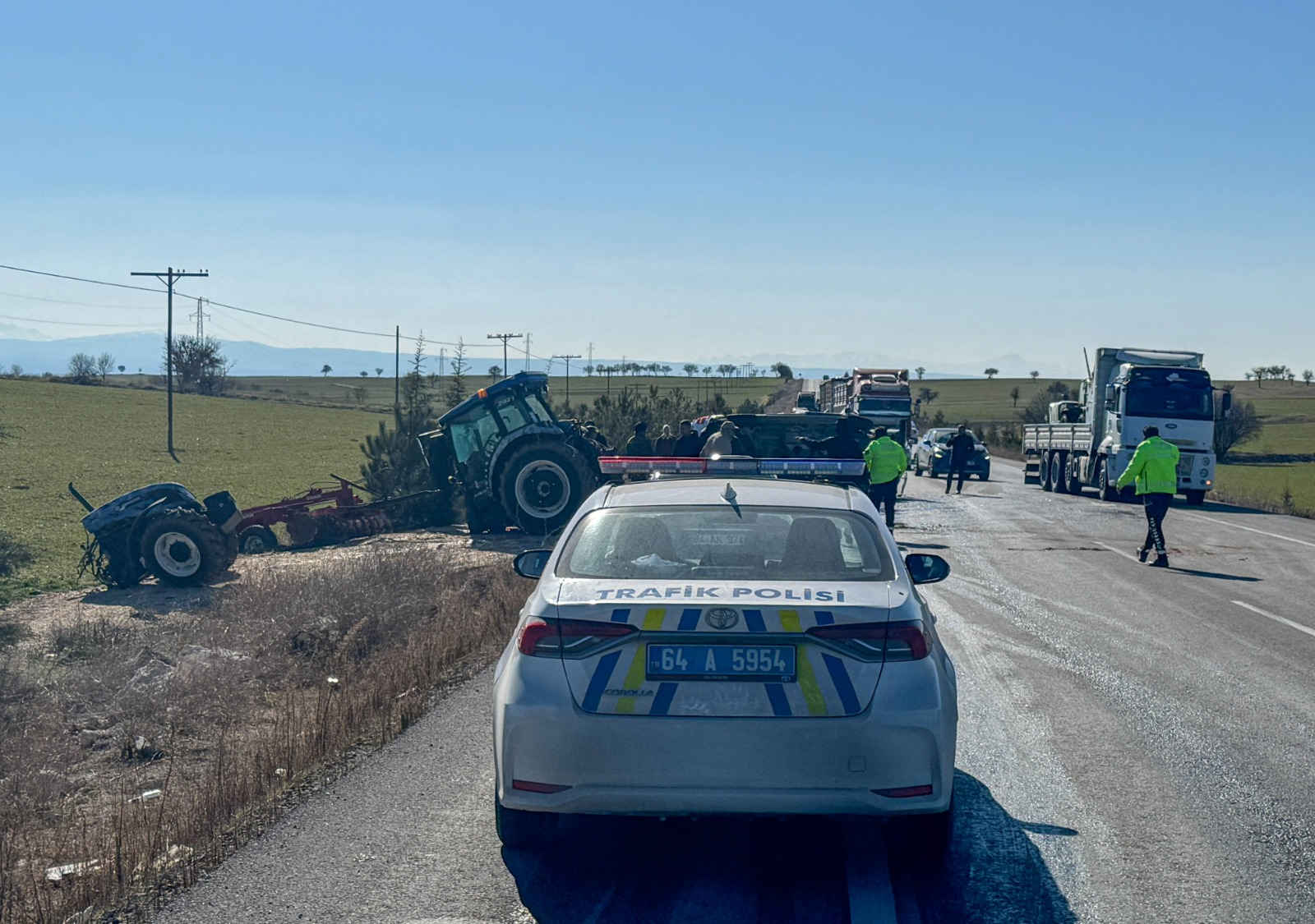 Uşak’ta Panelvanla Çarpışan Traktör Ikiye Bölündü (4)-1