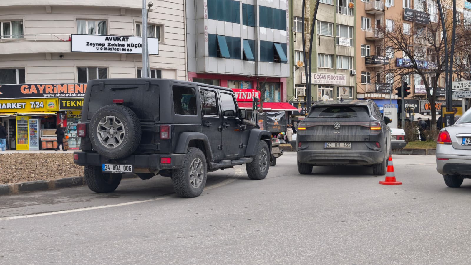 Kütahya’da otomobil ile motokurye çarpıştı-3