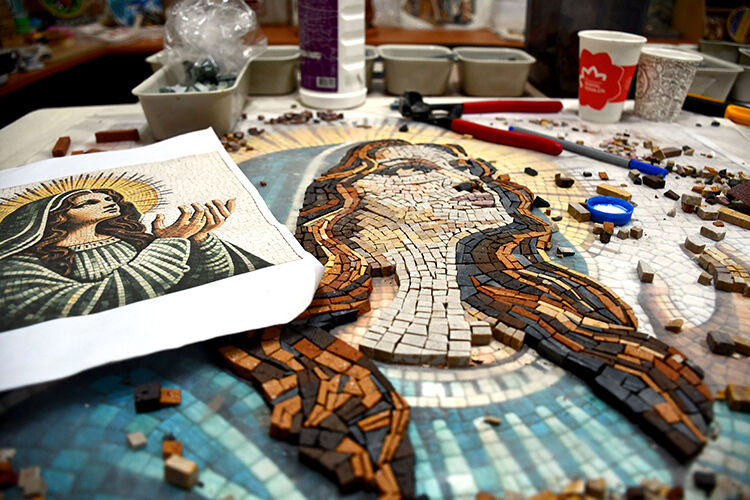 54 Yaşında Fakülte Birincisi Oldu, Şimdi Mozaik Eserler Üretiyor2