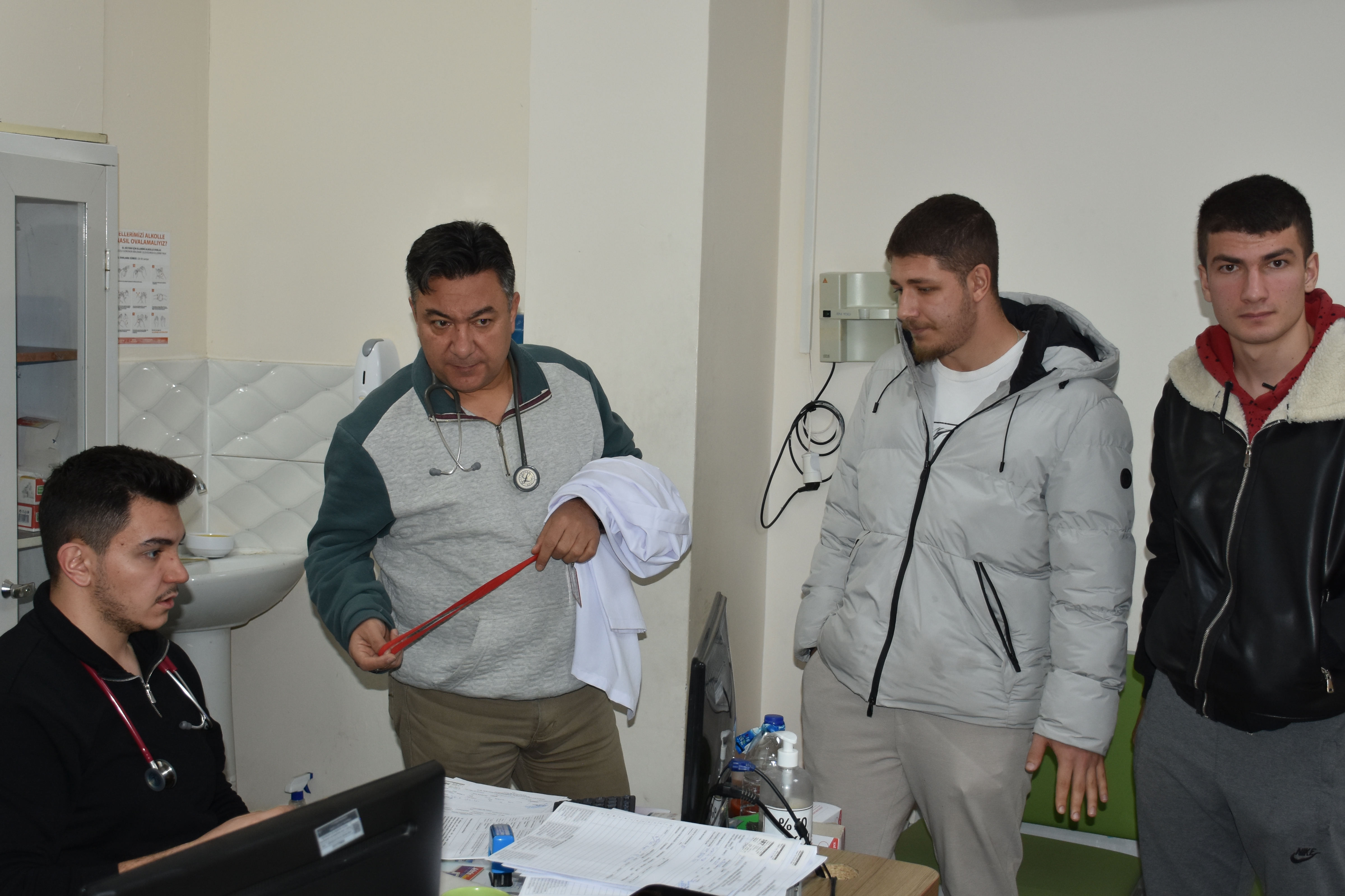 Afyon’da dikkat çeken hikâye: Aynı okuldan mezun baba-oğul doktor oldu-1