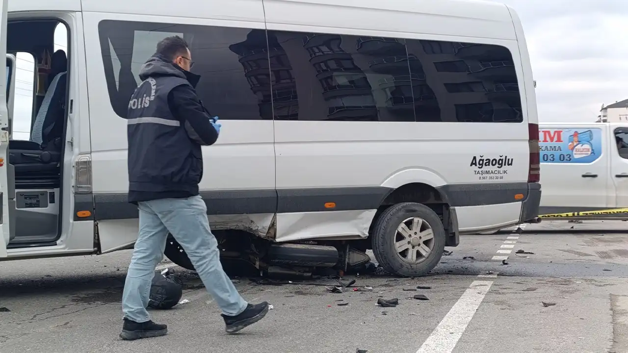 Afyonkarahisar’da Minibüs Motosiklete Çarptı 1 Yaralı