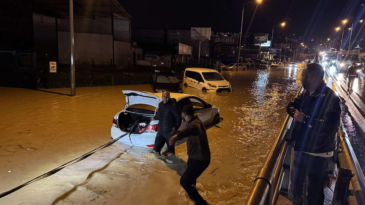 Aydın’da Sağanak Ve Dolu Hayatı Olumsuz Etkiledi