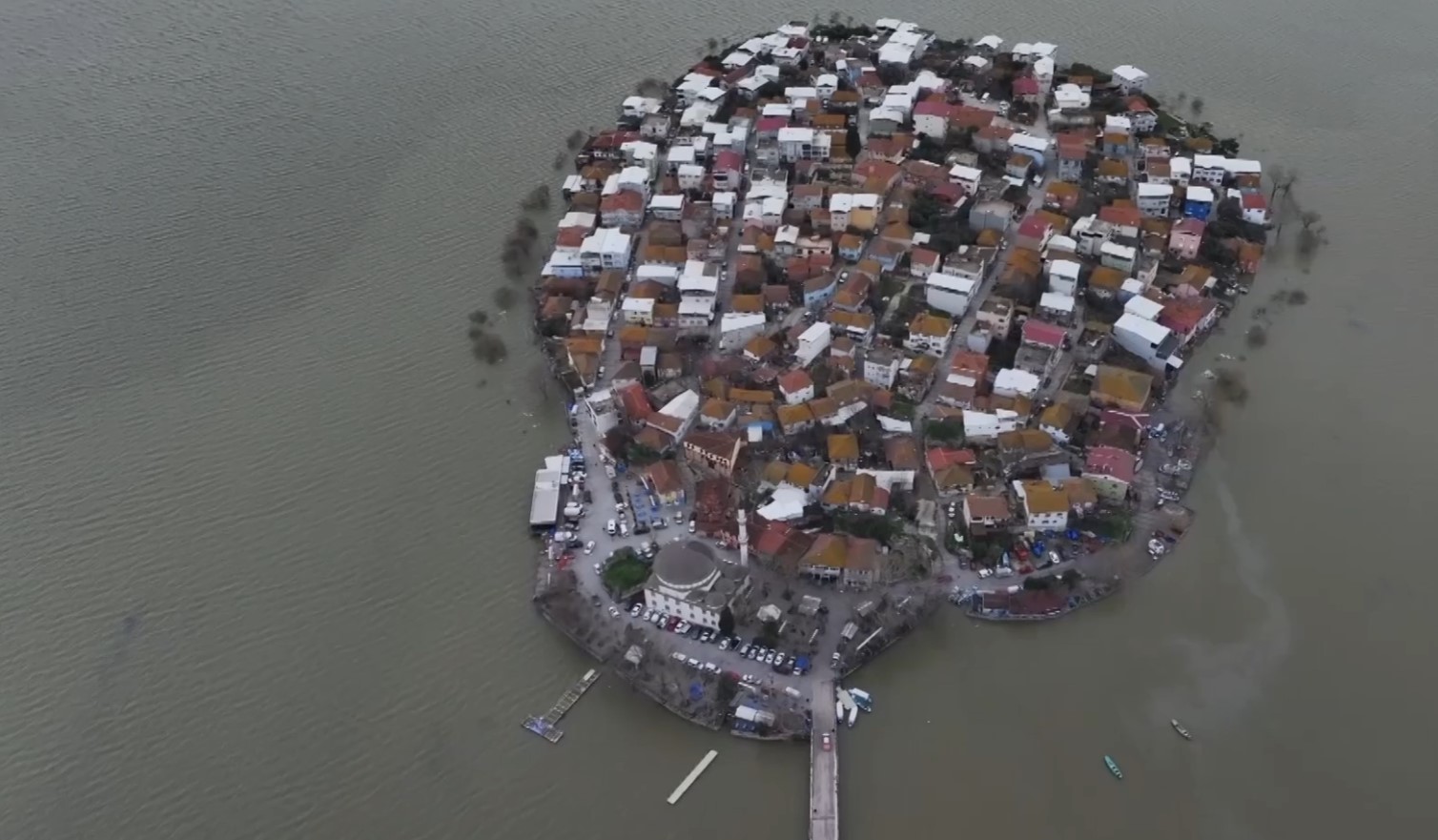 Bursa Uluabat Gölü’nün Suyu Gölyazı’daki Evlere Dayandı 1