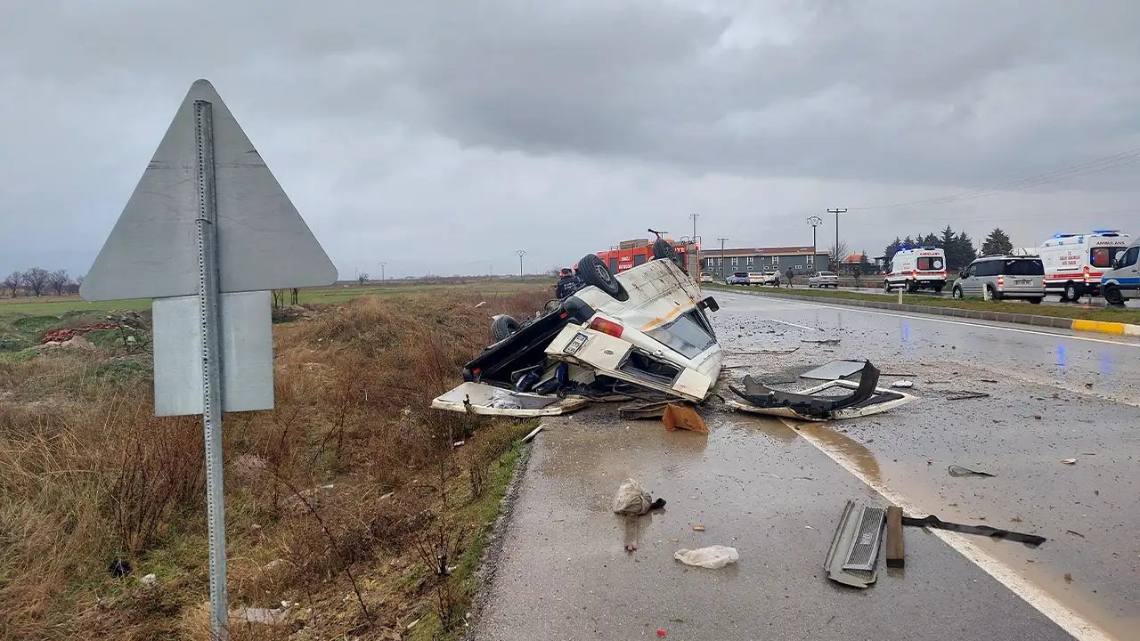 Denizli'de Minibüs Devrildi 2 Kişi Yaralandı