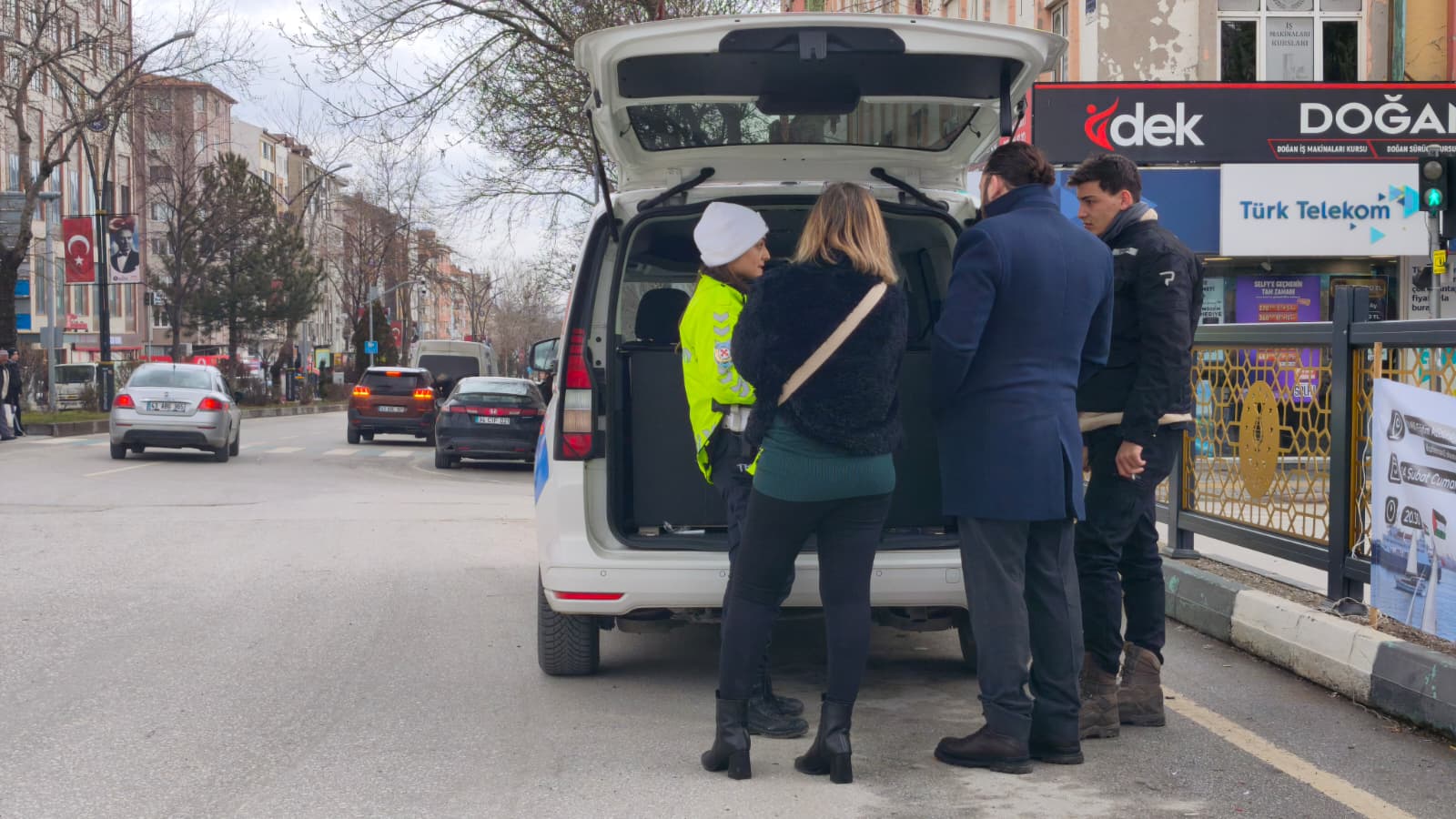 Kütahya’da otomobil ile motokurye çarpıştı-1