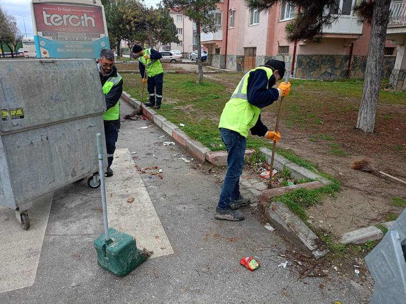 Kütahya Bahçeli Evler Mahallesi’nde Temizlik Çalışmaları Sürüyor (1)