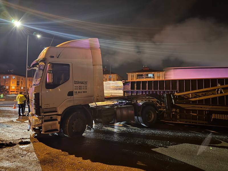 Kütahya Da Kavanoz Yüklü Tır Devrildi (11)