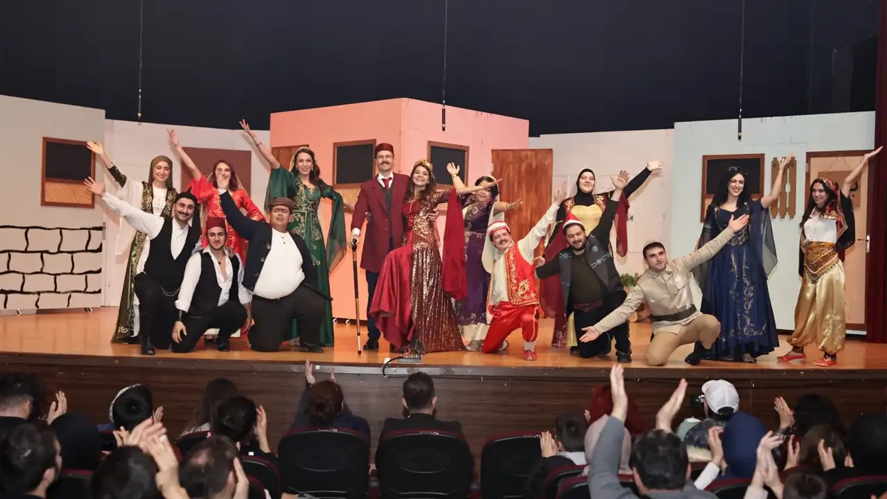 Kütahya’da “7 Kocalı Hürmüz” Oyunu Izleyiciyle Buluştu 1