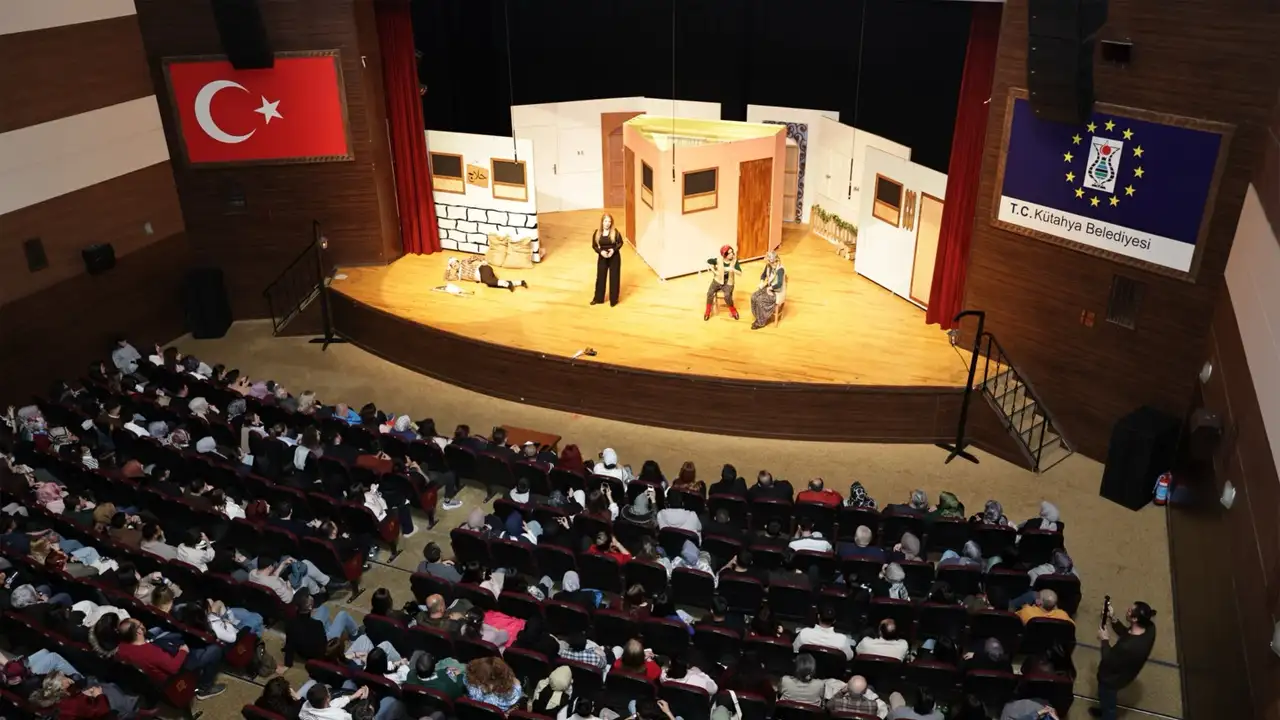 Kütahya’da “7 Kocalı Hürmüz” Oyunu Izleyiciyle Buluştu 4