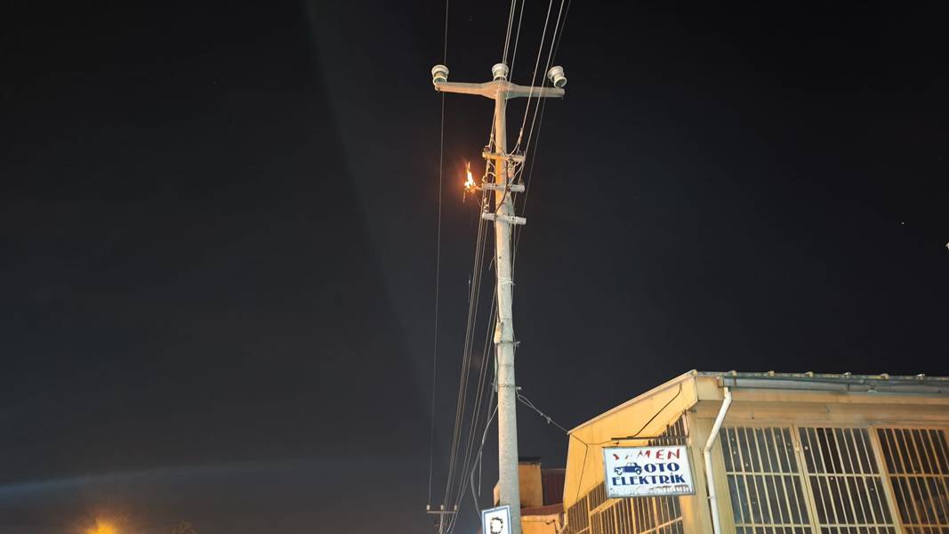 Kütahya’da Aydınlatma Direğinde Yangın (2)