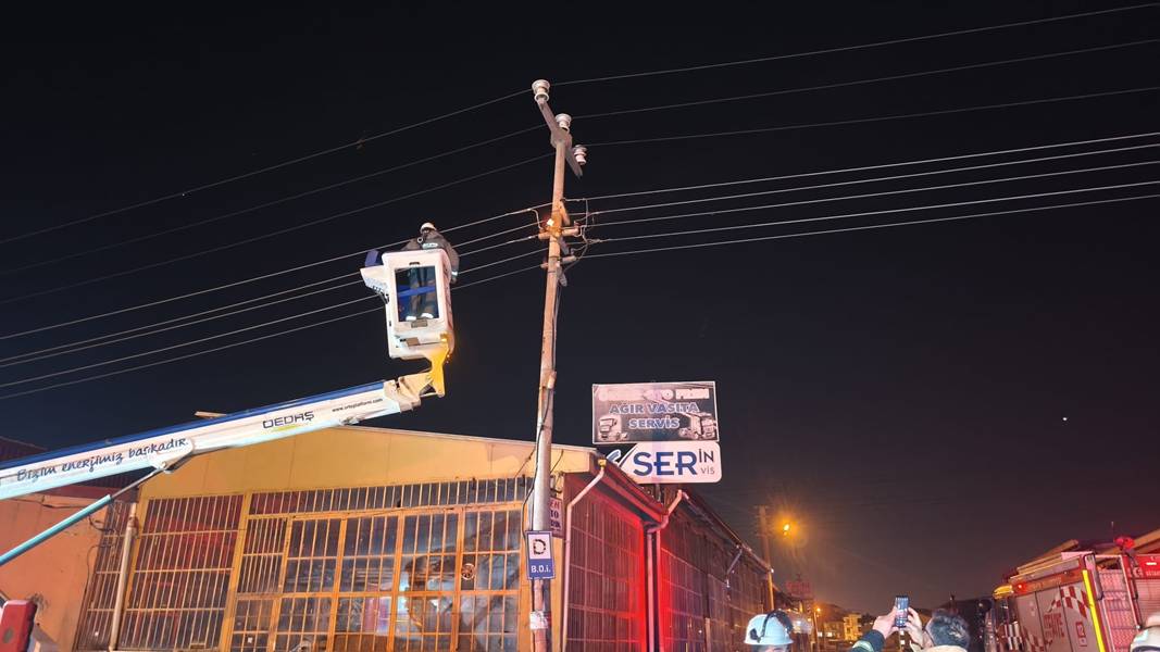 Kütahya’da Aydınlatma Direğinde Yangın (4)