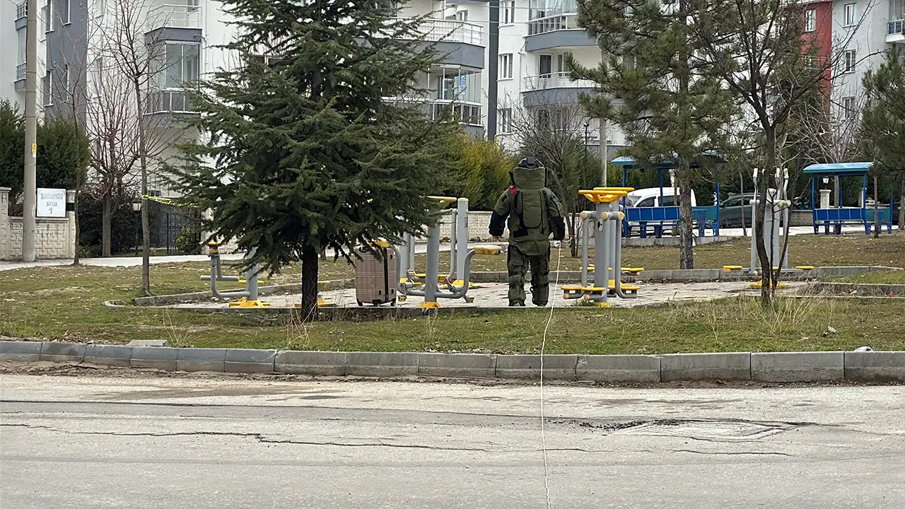 Kütahya'da Çocuk Parkına Bırakılan Valiz Polisi Alarma Geçirdi4