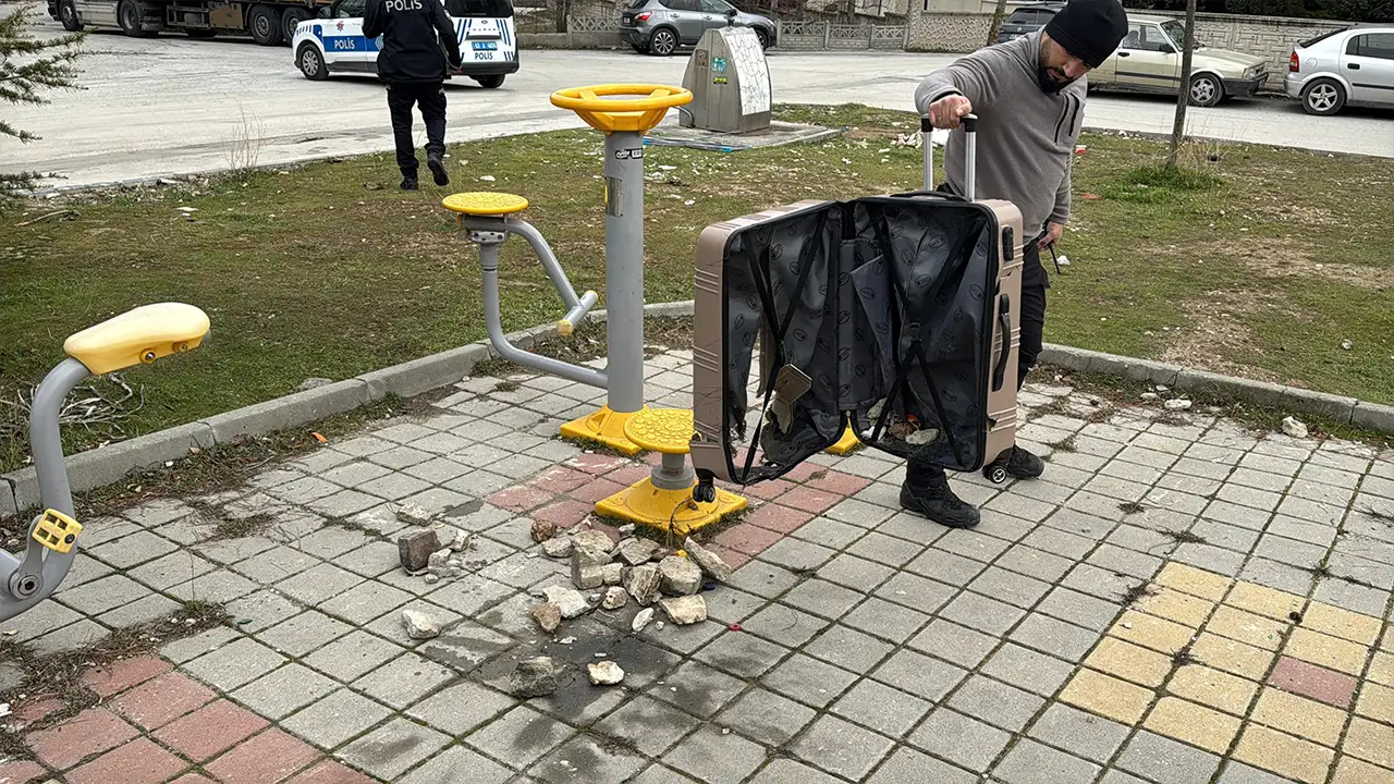 Kütahya'da Çocuk Parkına Bırakılan Valiz Polisi Alarma Geçirdi5