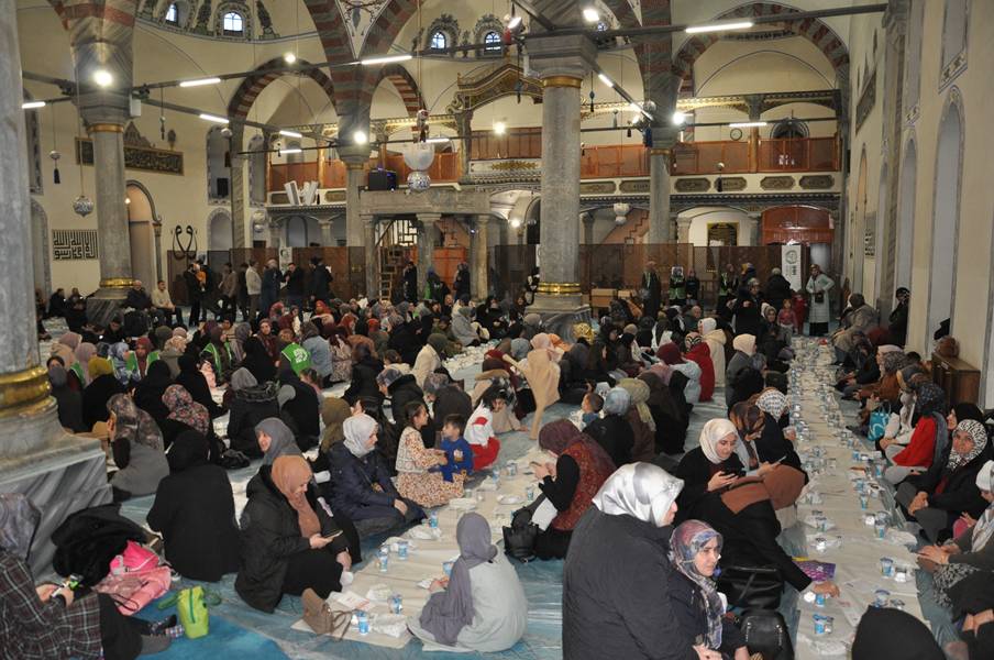 Kütahya'da Geleneksel Ümmet Iftarı Yüzlerce Vatandaşı Aynı Sofrada Buluşturdu (1)