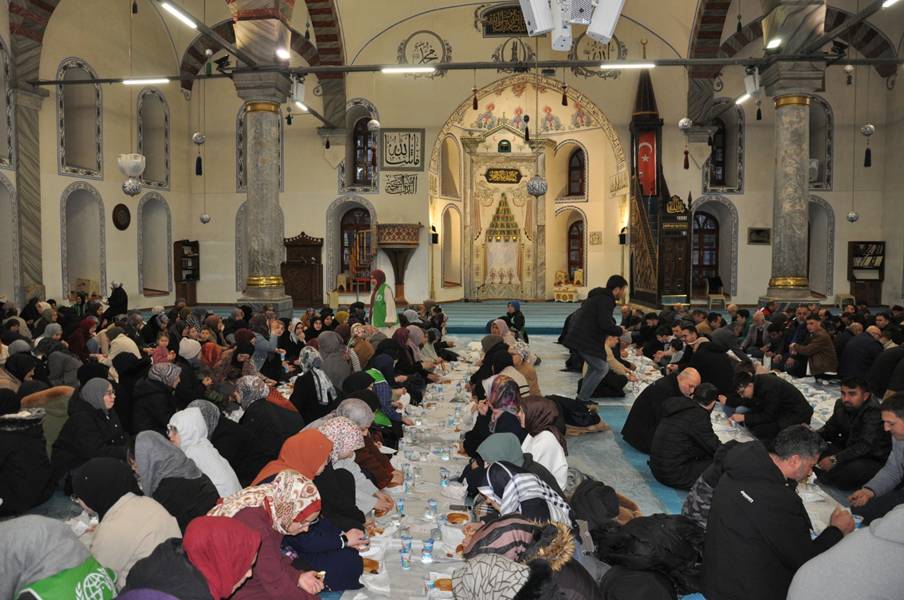 Kütahya'da Geleneksel Ümmet Iftarı Yüzlerce Vatandaşı Aynı Sofrada Buluşturdu (2)
