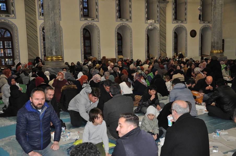 Kütahya'da Geleneksel Ümmet Iftarı Yüzlerce Vatandaşı Aynı Sofrada Buluşturdu (3)