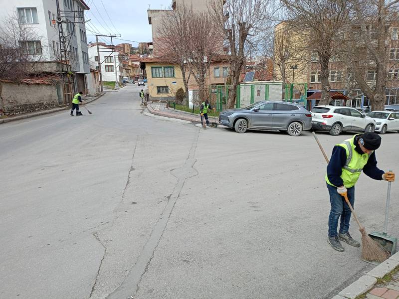 Kütahya’da İstiklal Mahallesi’nde Temizlik Çalışmaları Sürüyor (3)
