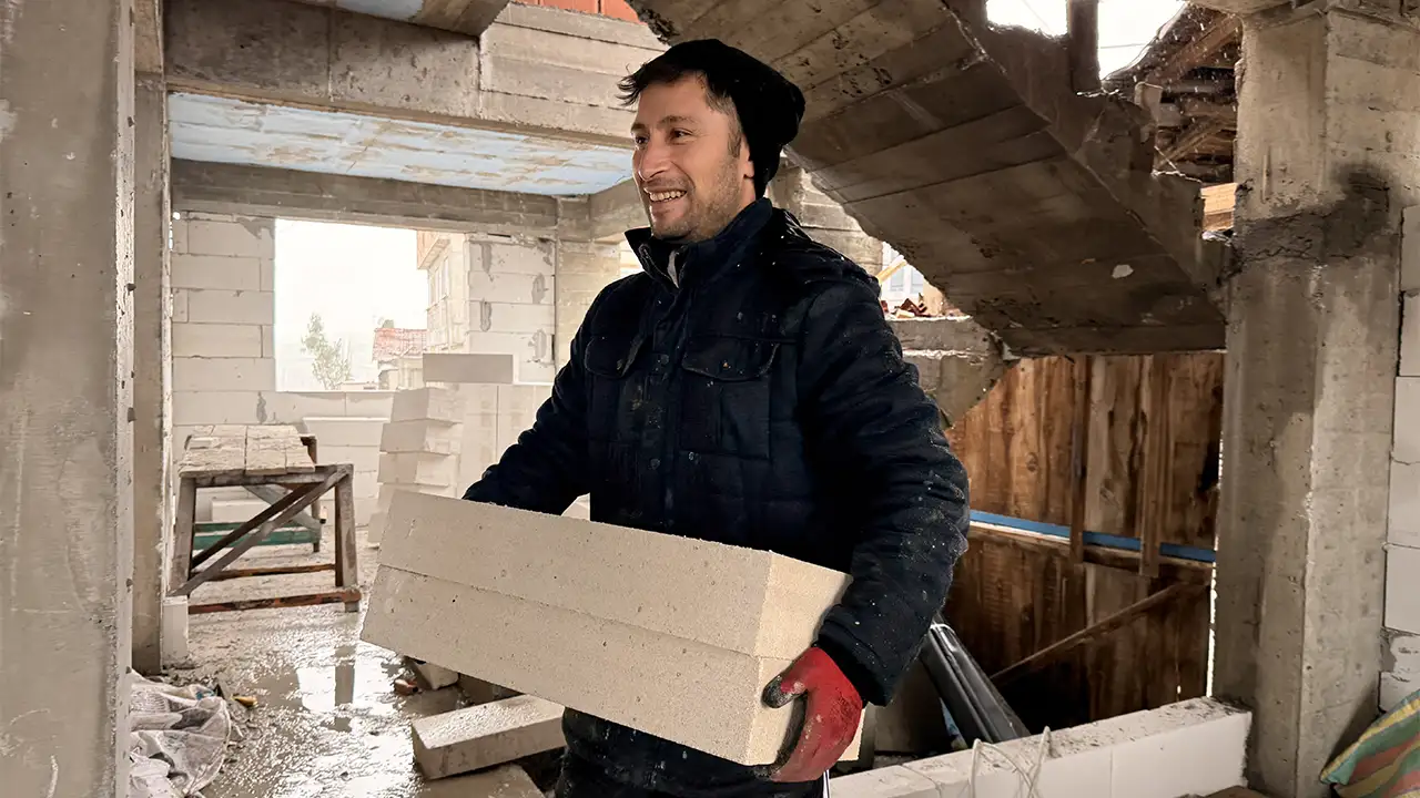 Kütahya’da Köylüler Bir Araya Geldi, Yanan Evi Yapıyorlar 4