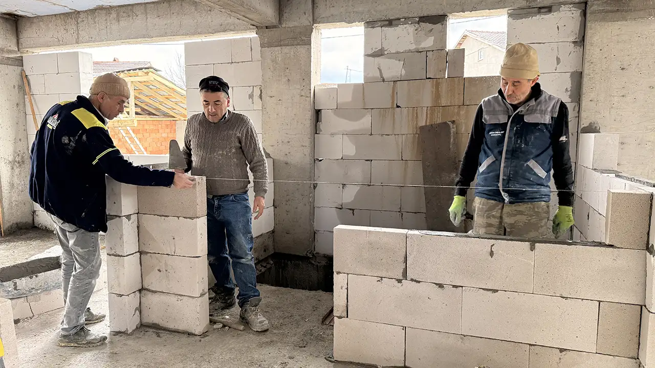 Kütahya’da Köylüler Bir Araya Geldi, Yanan Evi Yapıyorlar 5