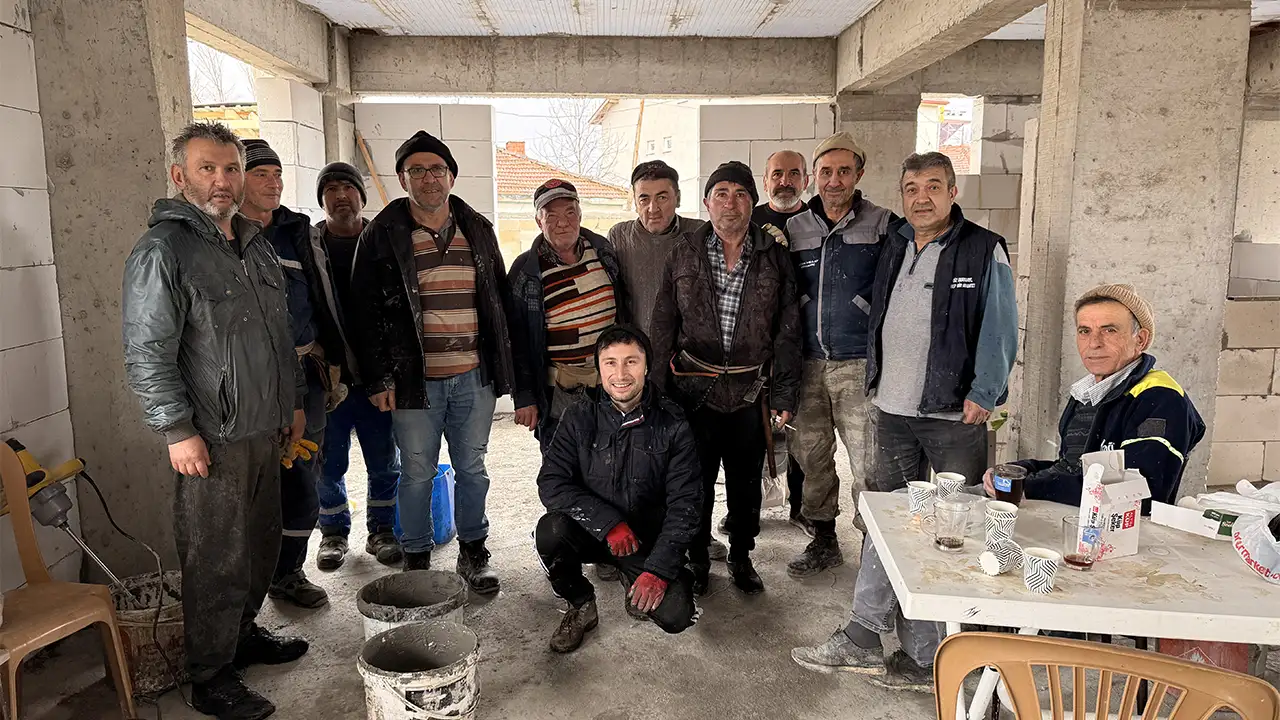 Kütahya’da Köylüler Bir Araya Geldi, Yanan Evi Yapıyorlar 7