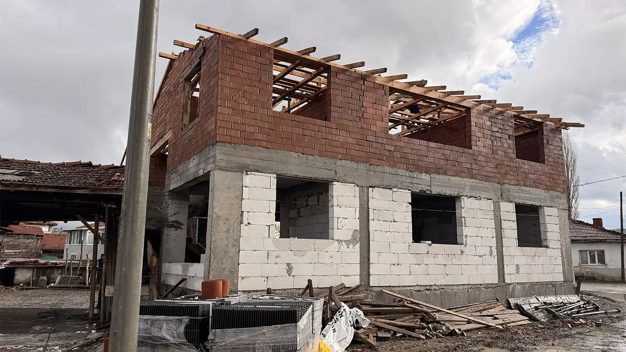 Kütahya’da Köylüler Bir Araya Geldi, Yanan Evi Yapıyorlar 8