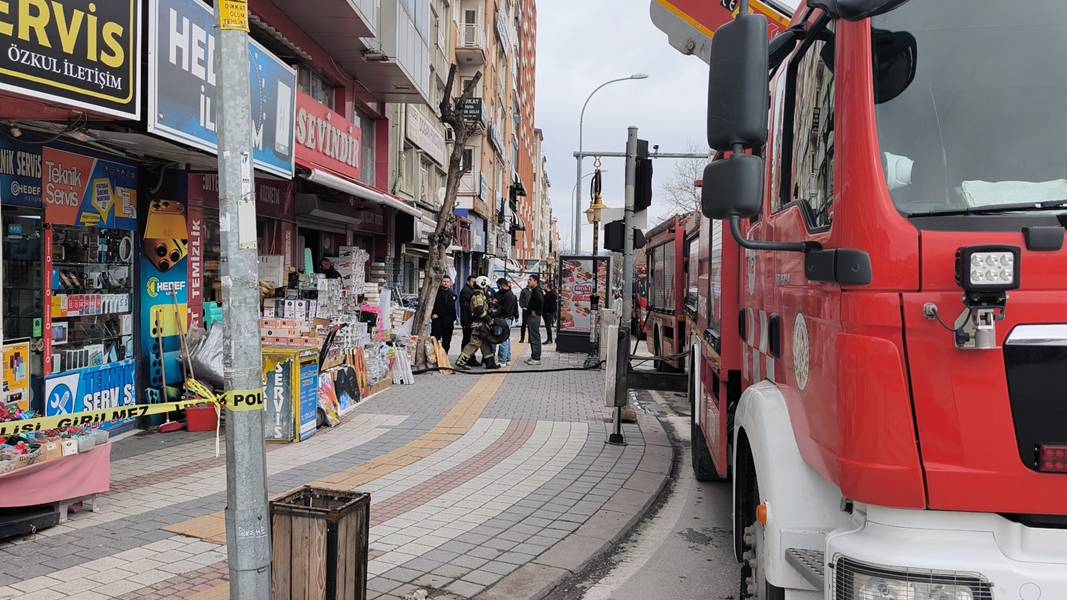 Kütahya’da Mağazada Çıkan Yangına Müdahale Edildi (5)