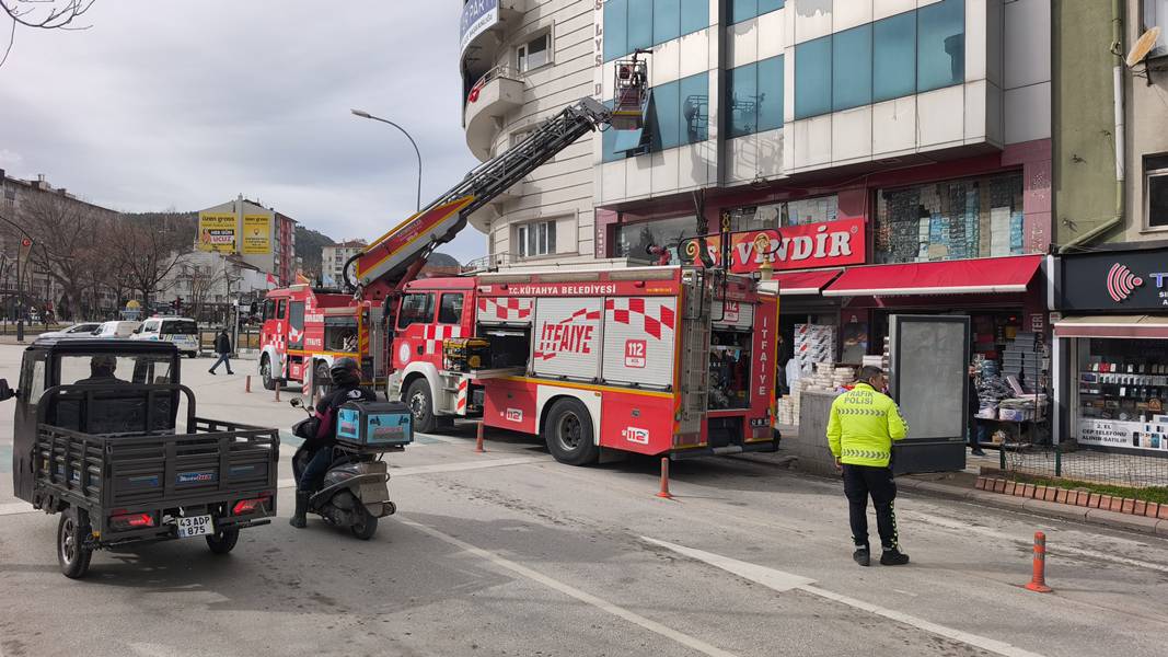 Kütahya’da Mağazada Çıkan Yangına Müdahale Edildi (6)