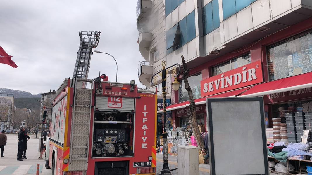 Kütahya’da Mağazada Çıkan Yangına Müdahale Edildi (7)