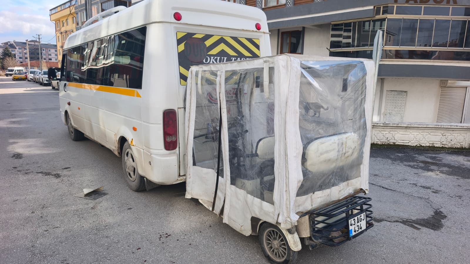 Kütahya’da Öğrenci Servisi, Motorlu Bisiklete Çarptı (2)