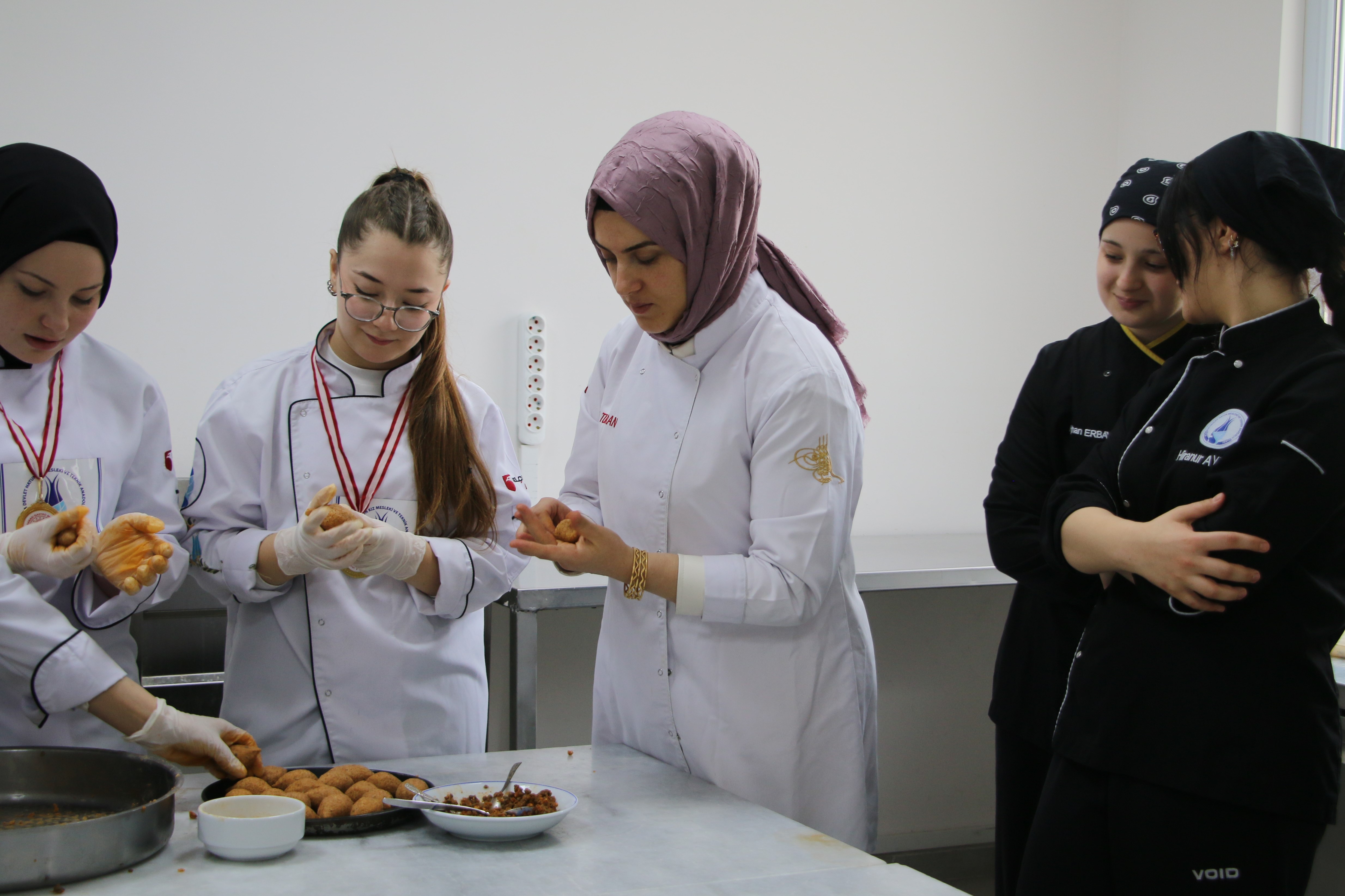 Kütahya’da Okuduğu Liseye Öğretmen Oldu (9)