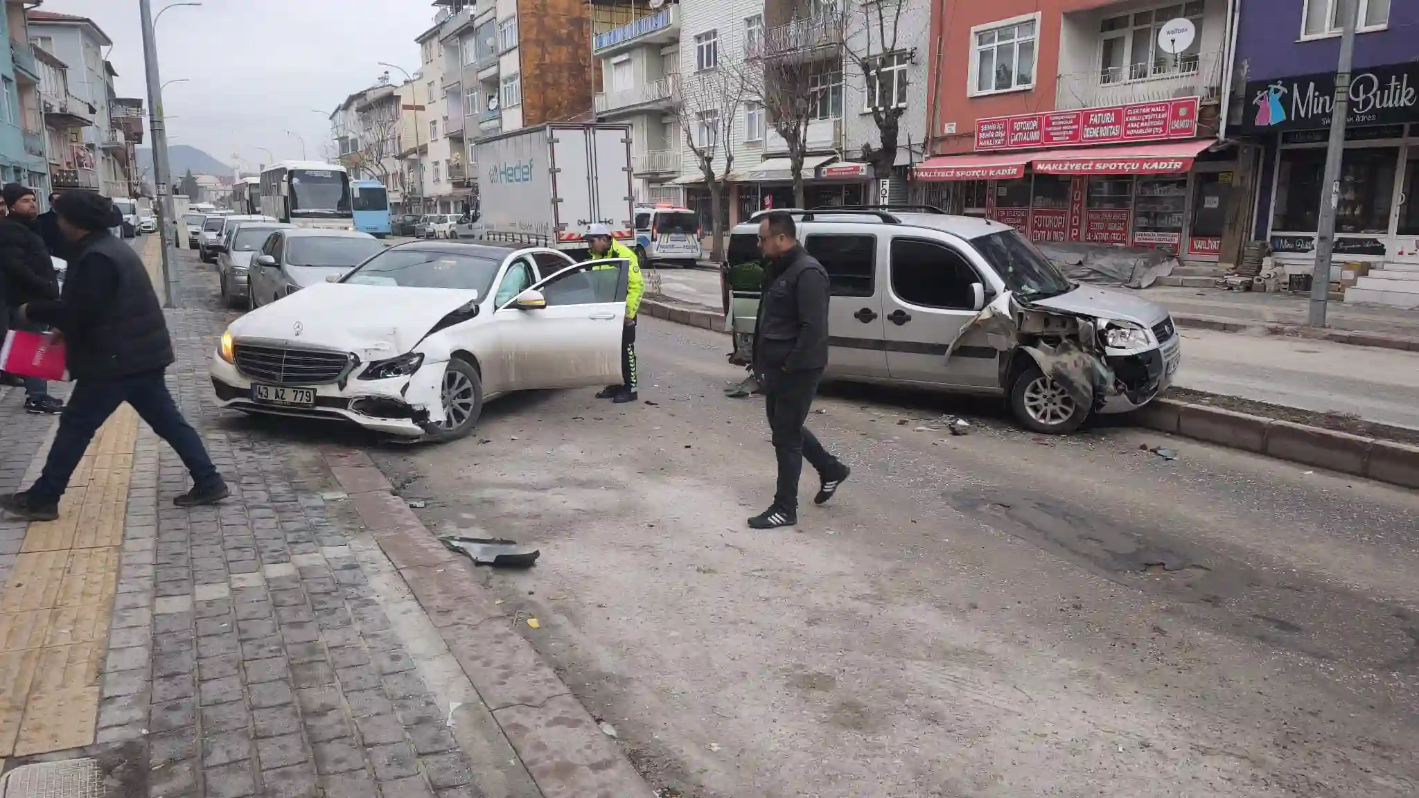 Kütahya’da Üç Aracın Karıştığı Zincirleme Kaza 1