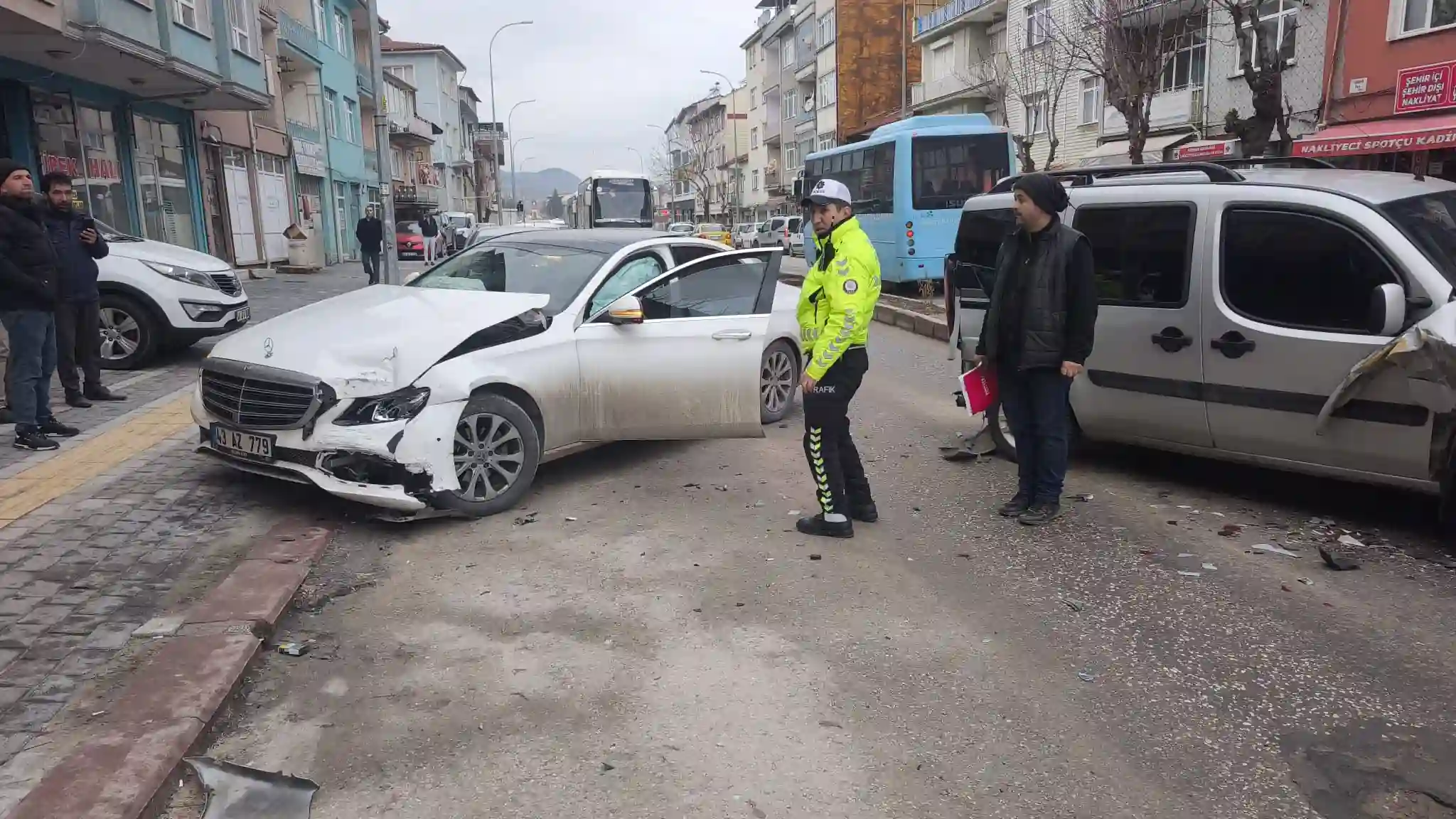 Kütahya’da Üç Aracın Karıştığı Zincirleme Kaza 2