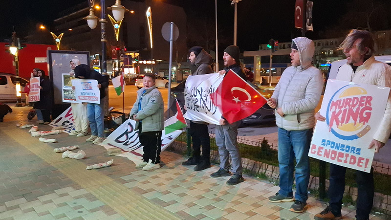 Kütahya’da Vatandaşlardan Burger King Önünde Eylem (3)