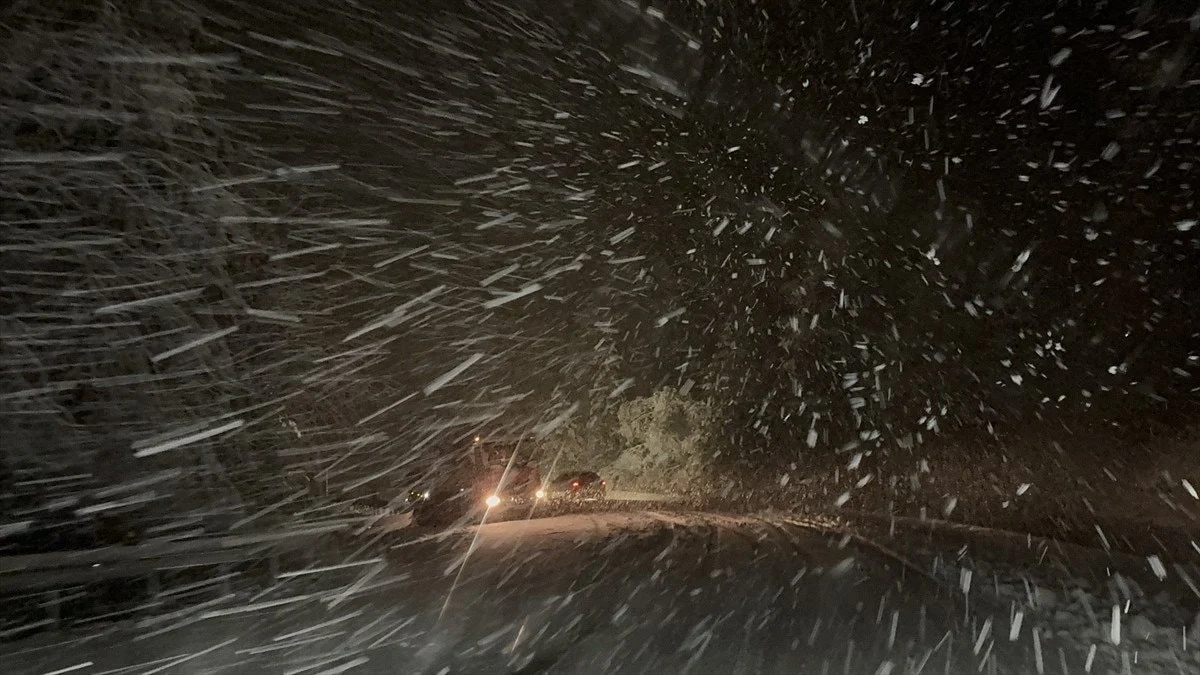 Kütahya’da Yoğun Kar Yağışı Ulaşımı Zorlaştırdı2
