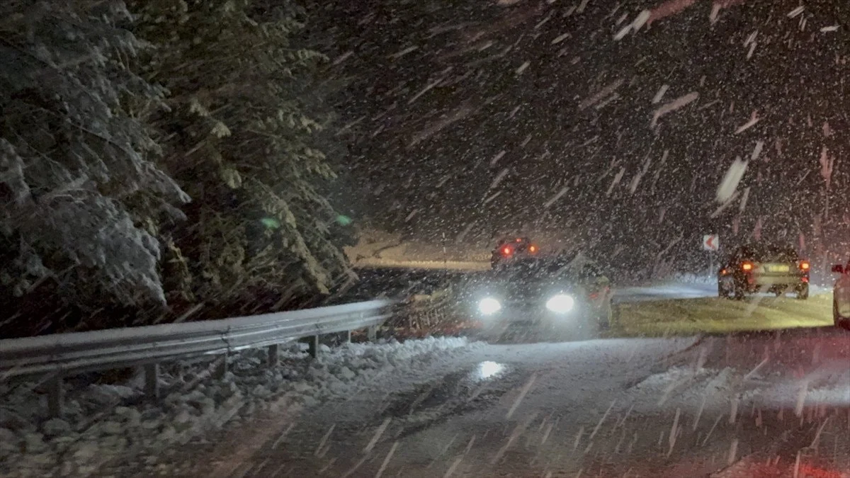 Kütahya’da Yoğun Kar Yağışı Ulaşımı Zorlaştırdı3