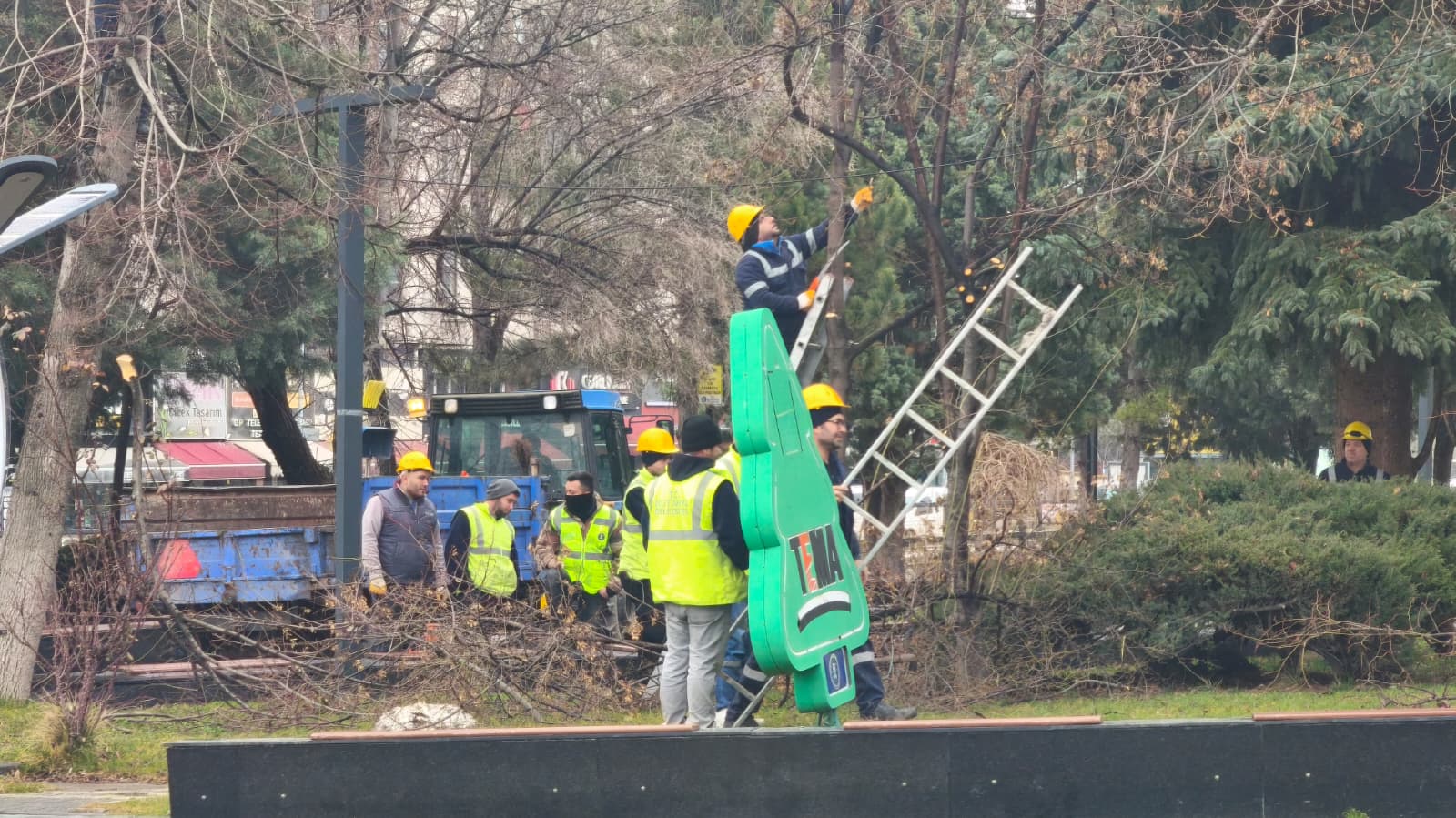 Kütahya’da Zafer Meydanı’nda Ağaç Budama Çalışması Yapıldı (1)