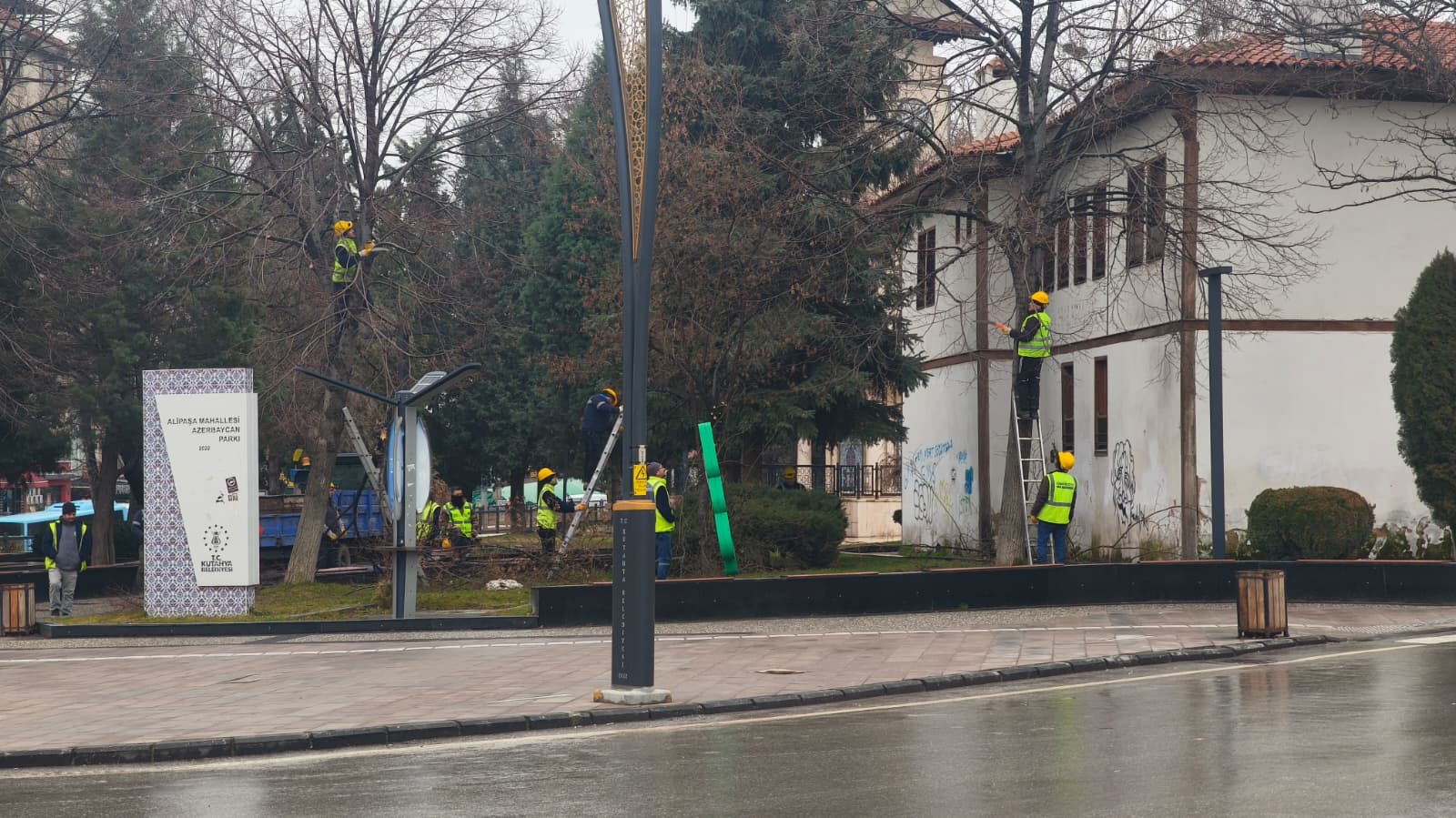 Kütahya’da Zafer Meydanı’nda Ağaç Budama Çalışması Yapıldı (2)