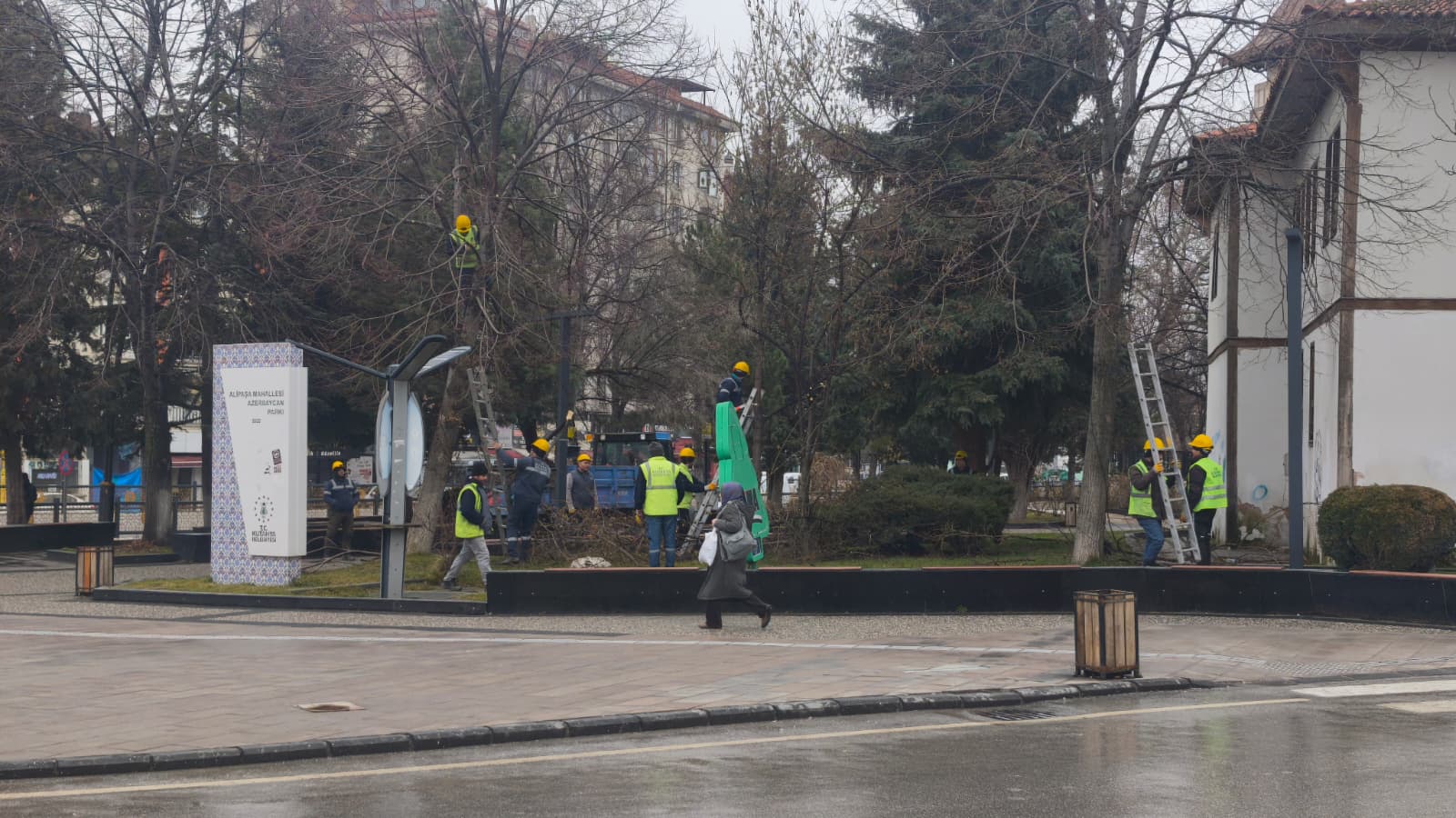 Kütahya’da Zafer Meydanı’nda Ağaç Budama Çalışması Yapıldı (3)