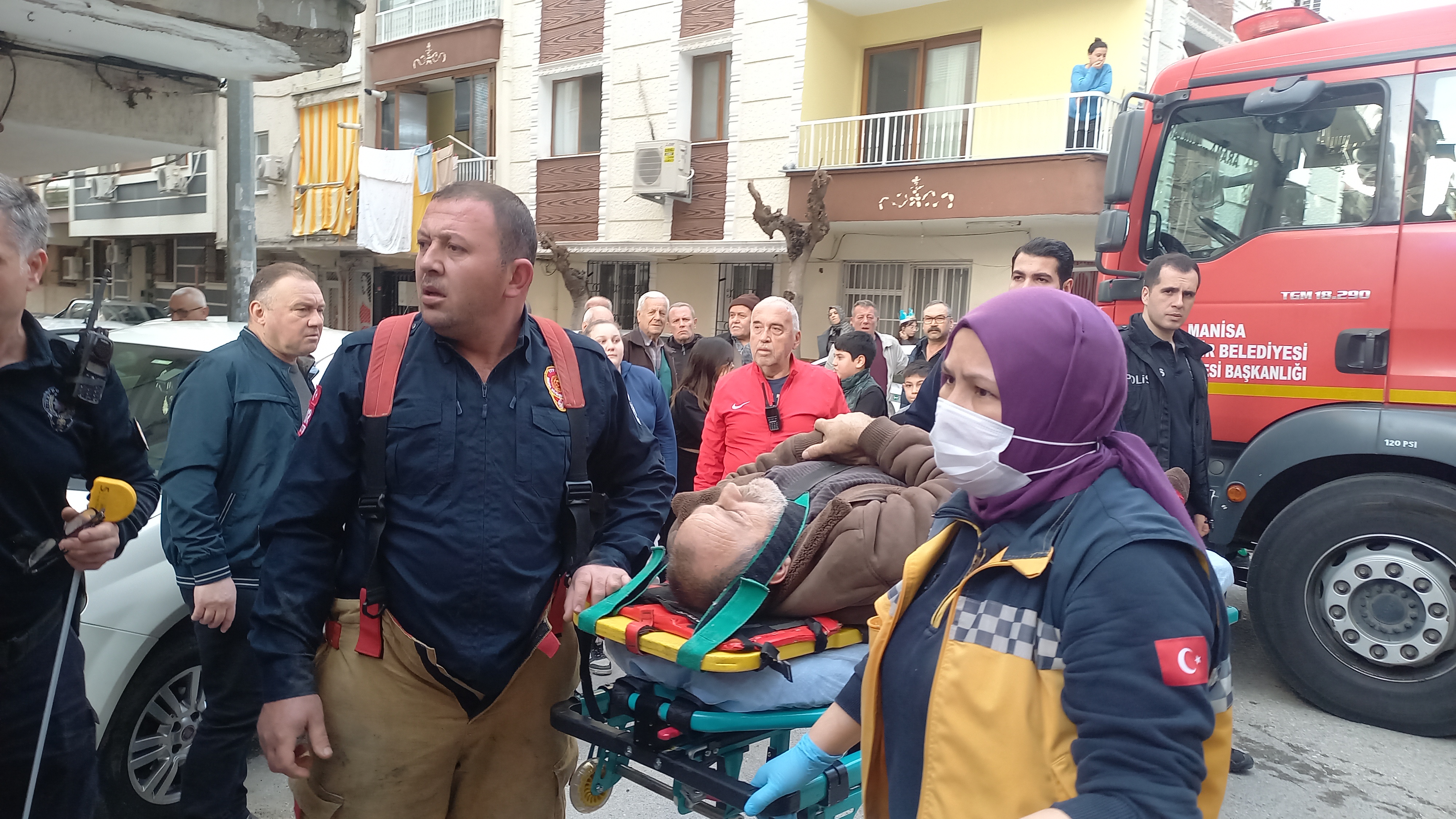 Manisa’da Apartman Boşluğuna Düşen Kişi Yaralandı (2)